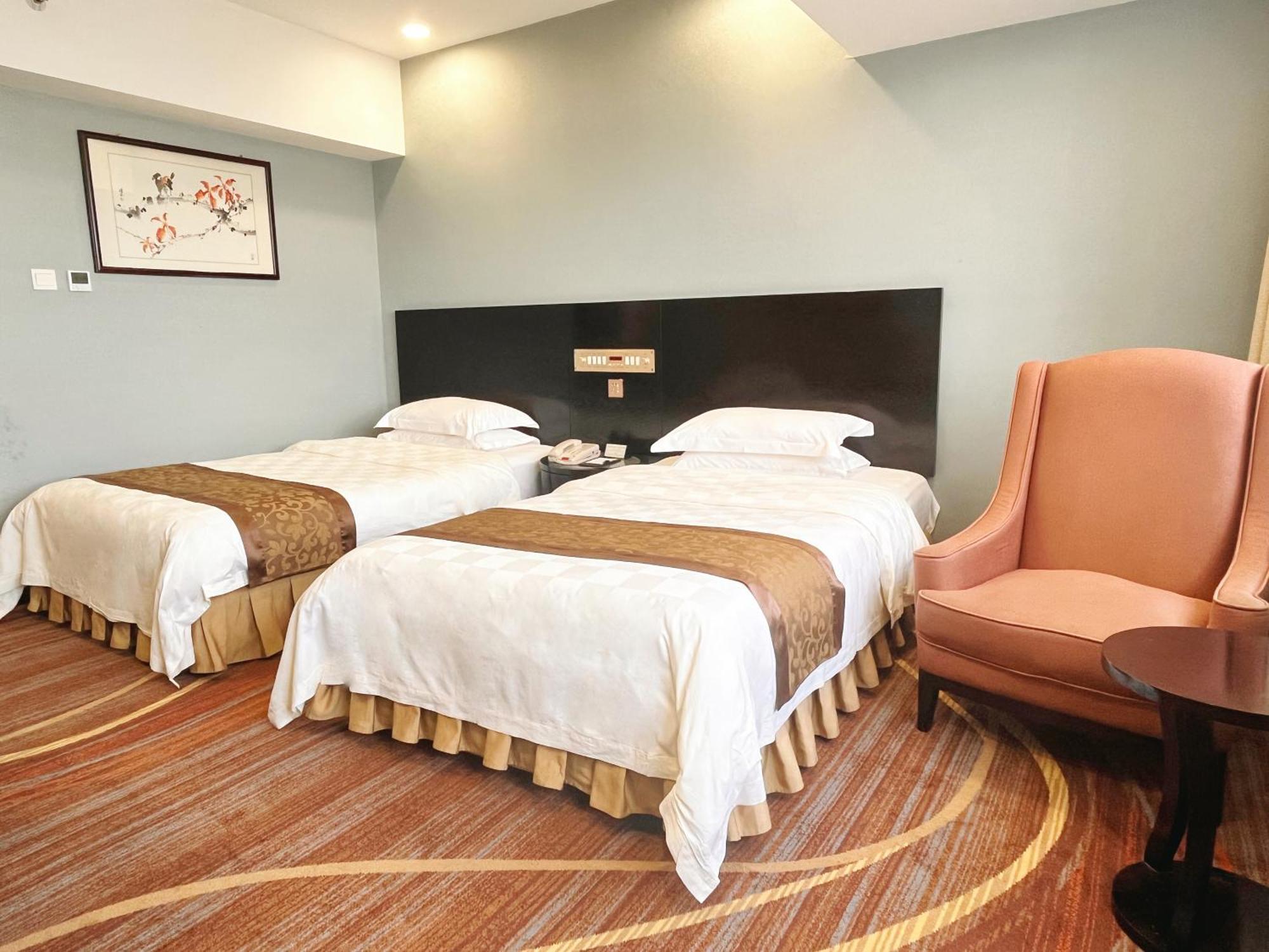 Skyline Plaza Hotel 4*
