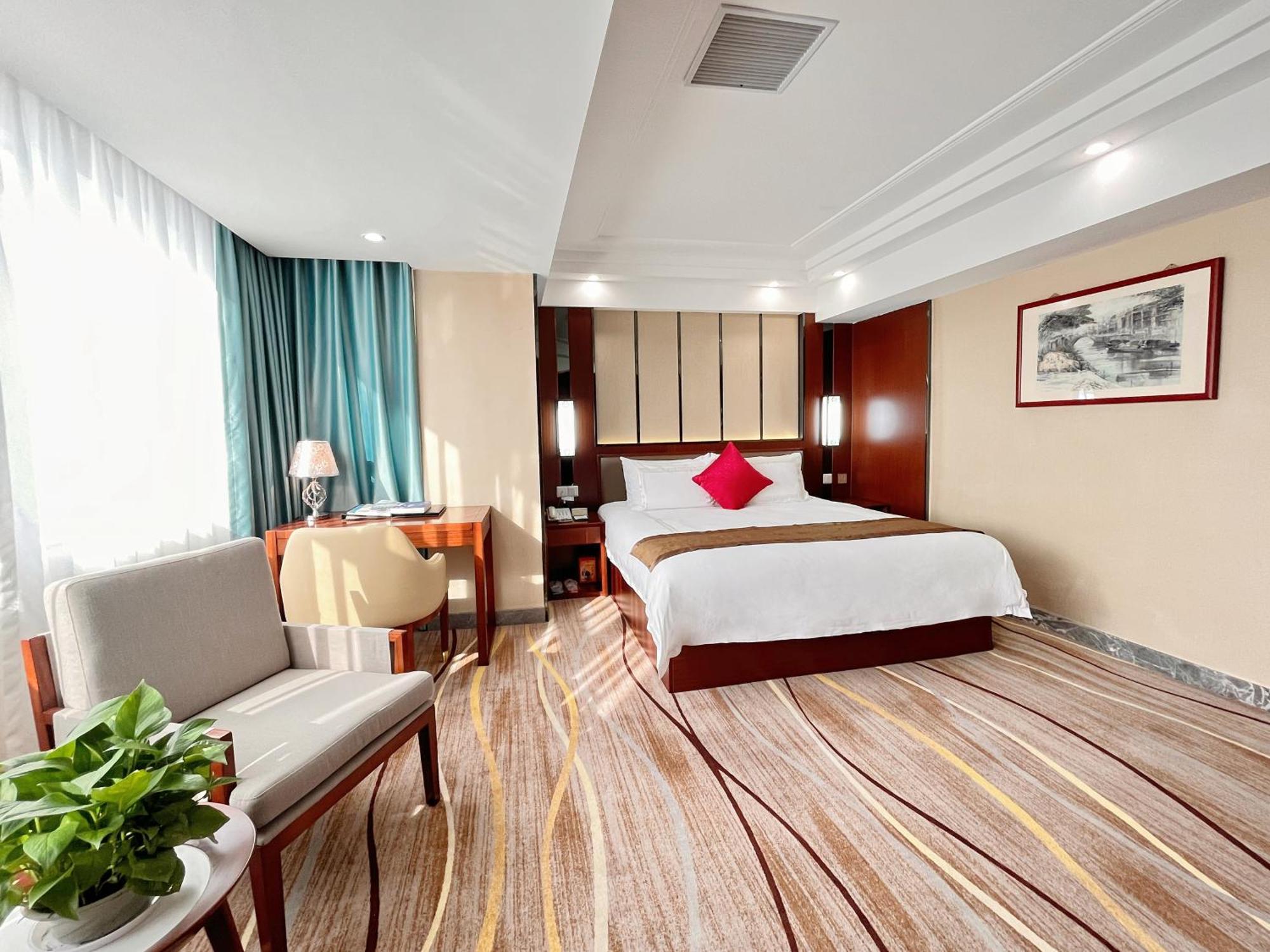 Skyline Plaza Hotel 4*