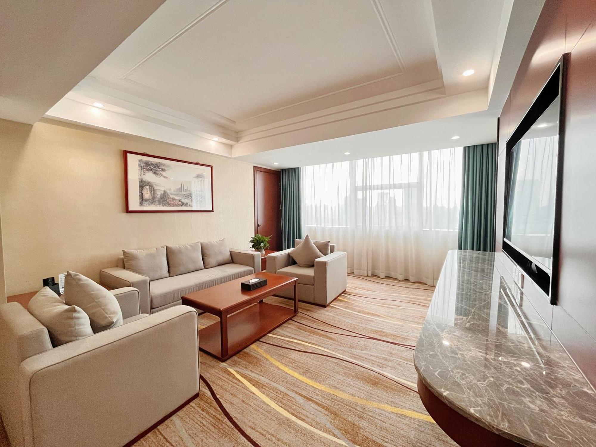 Skyline Plaza 4*