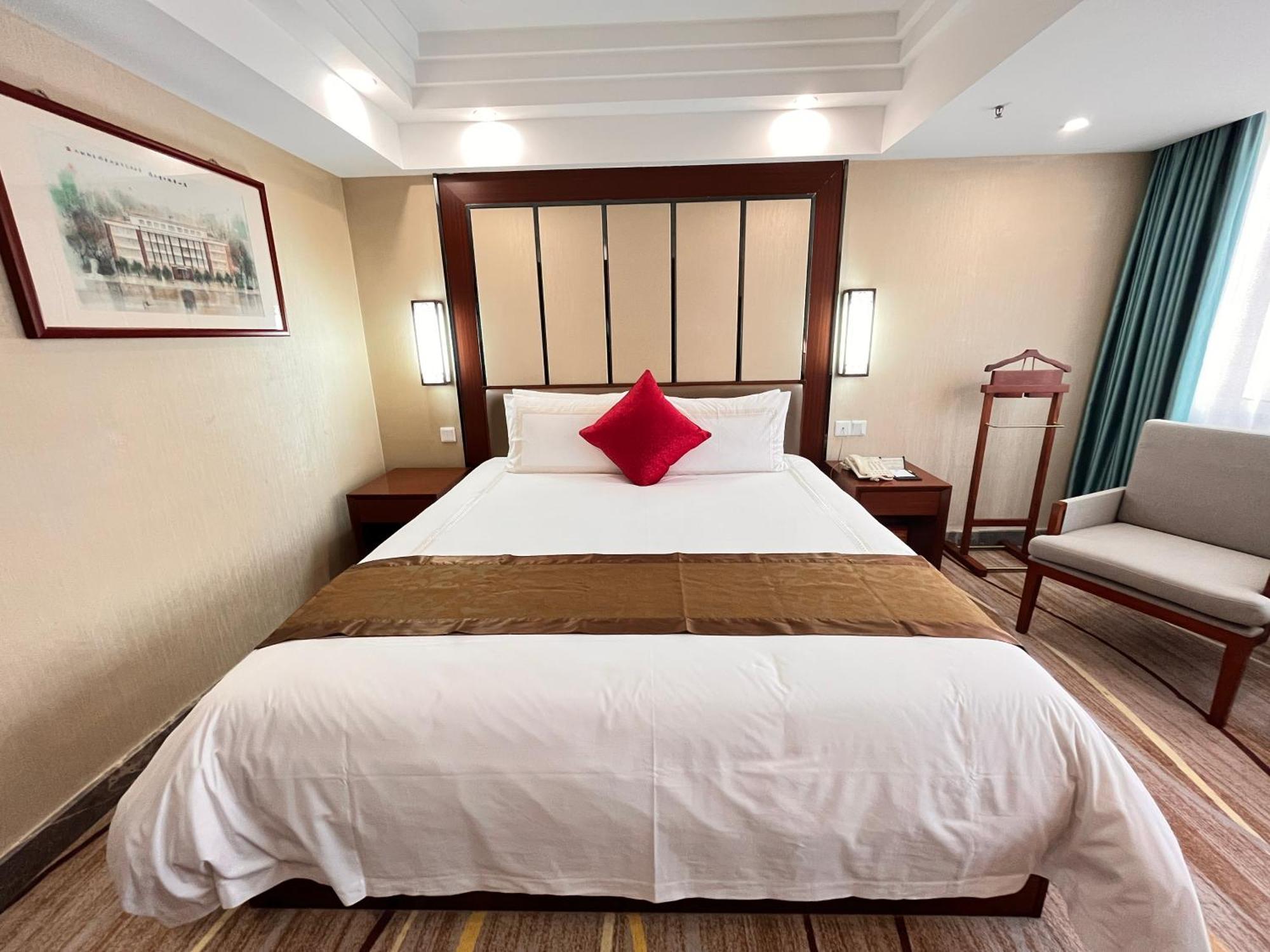 Skyline Plaza Hotel 4*