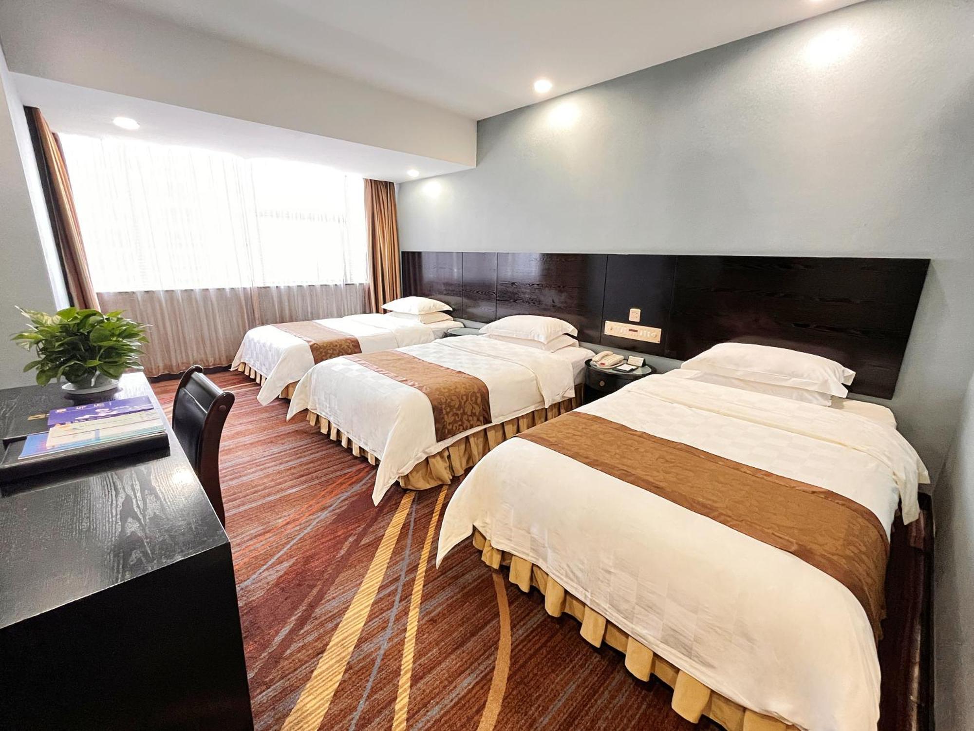 Skyline Plaza 4*