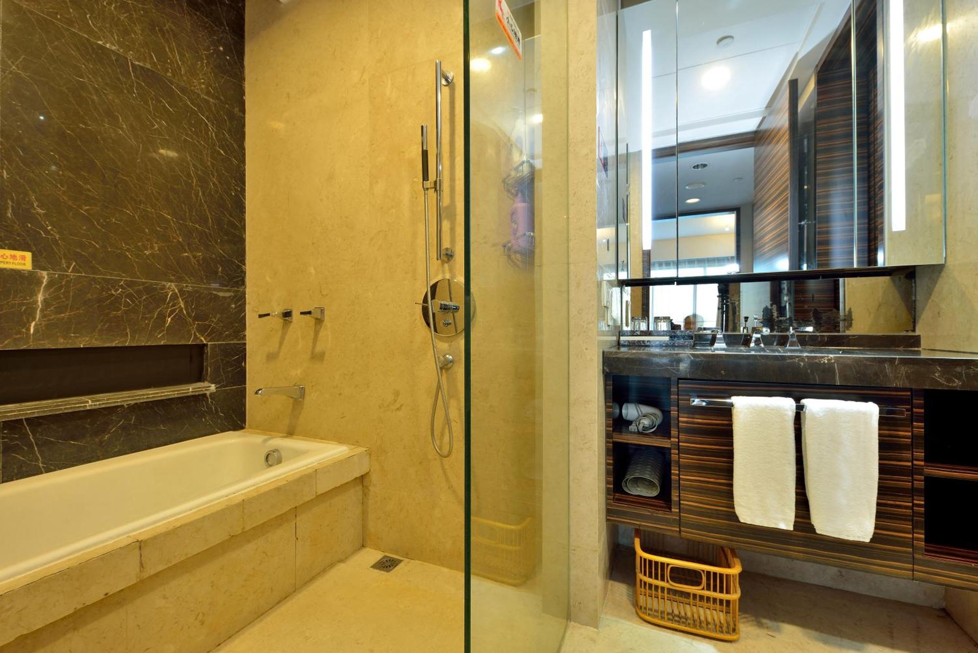 Heefun Gz -poly World Trading Center-walking Distance To Fair Apartment Guangzhou