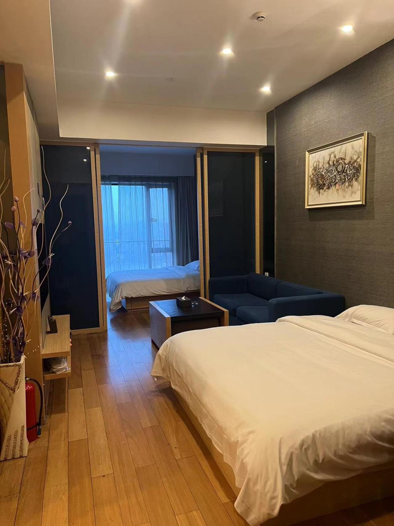 Heefun Gz -poly World Trading Center-walking Distance To Fair Guangzhou