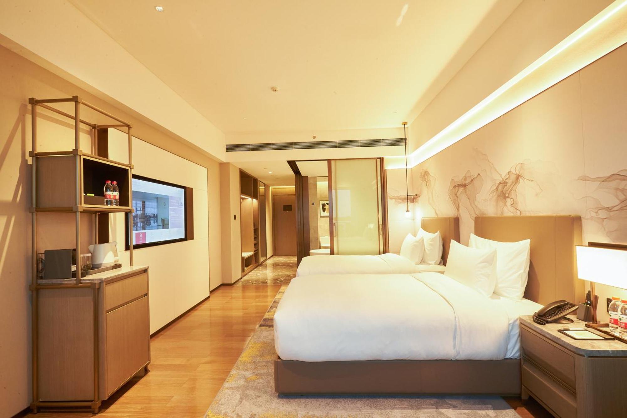 Pazhou Ln Dongfang Hotel-free Shuttle Bus To The Pazhou Convention Complex During Fair Period