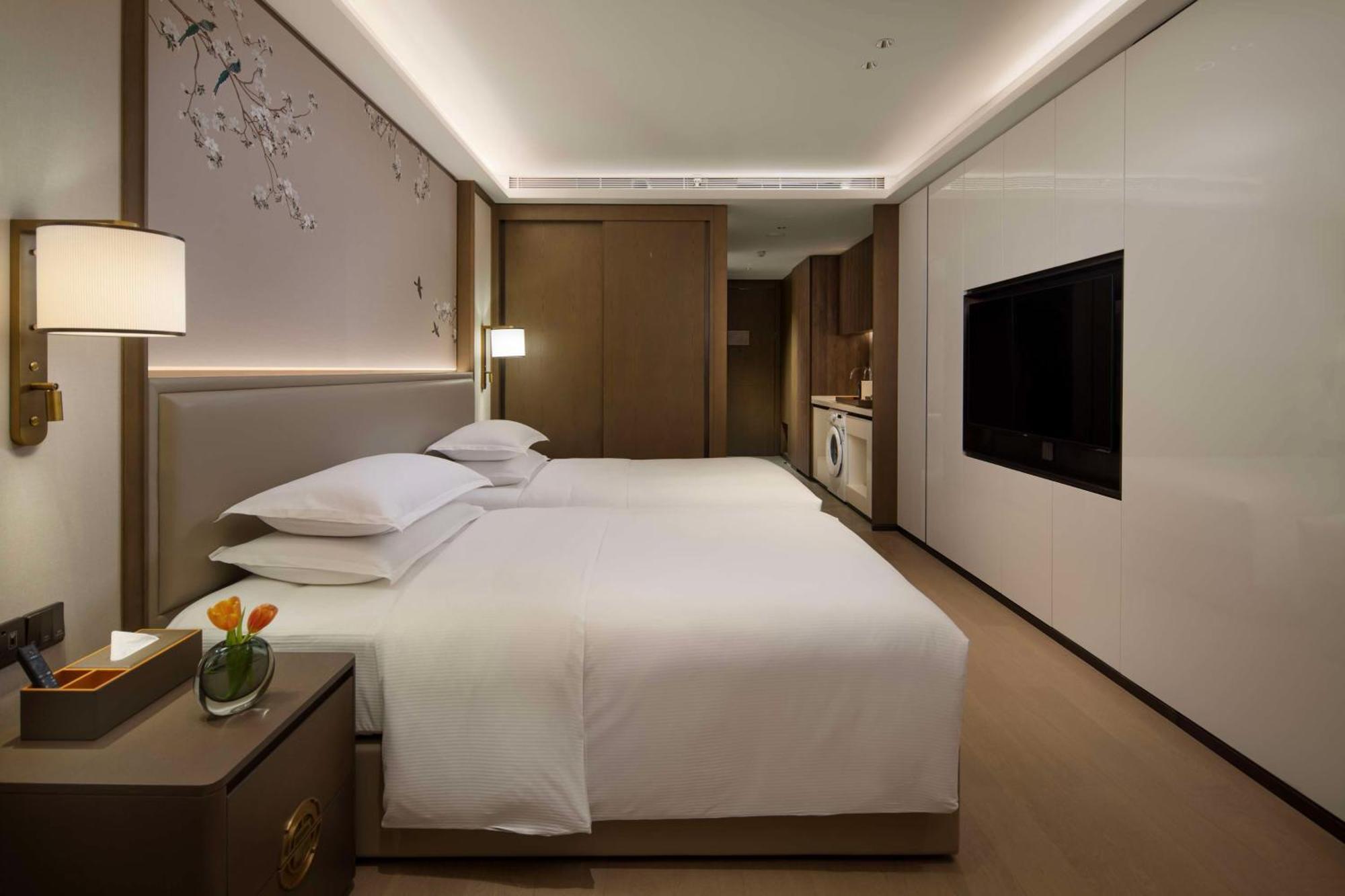 Hotel Yuexiu Guangzhou, Curio Collection By Hilton-free Shuttle Between And Exhibition Center During Fair Period & Exhibitor Registration Counter & Halal Food Guangzhou