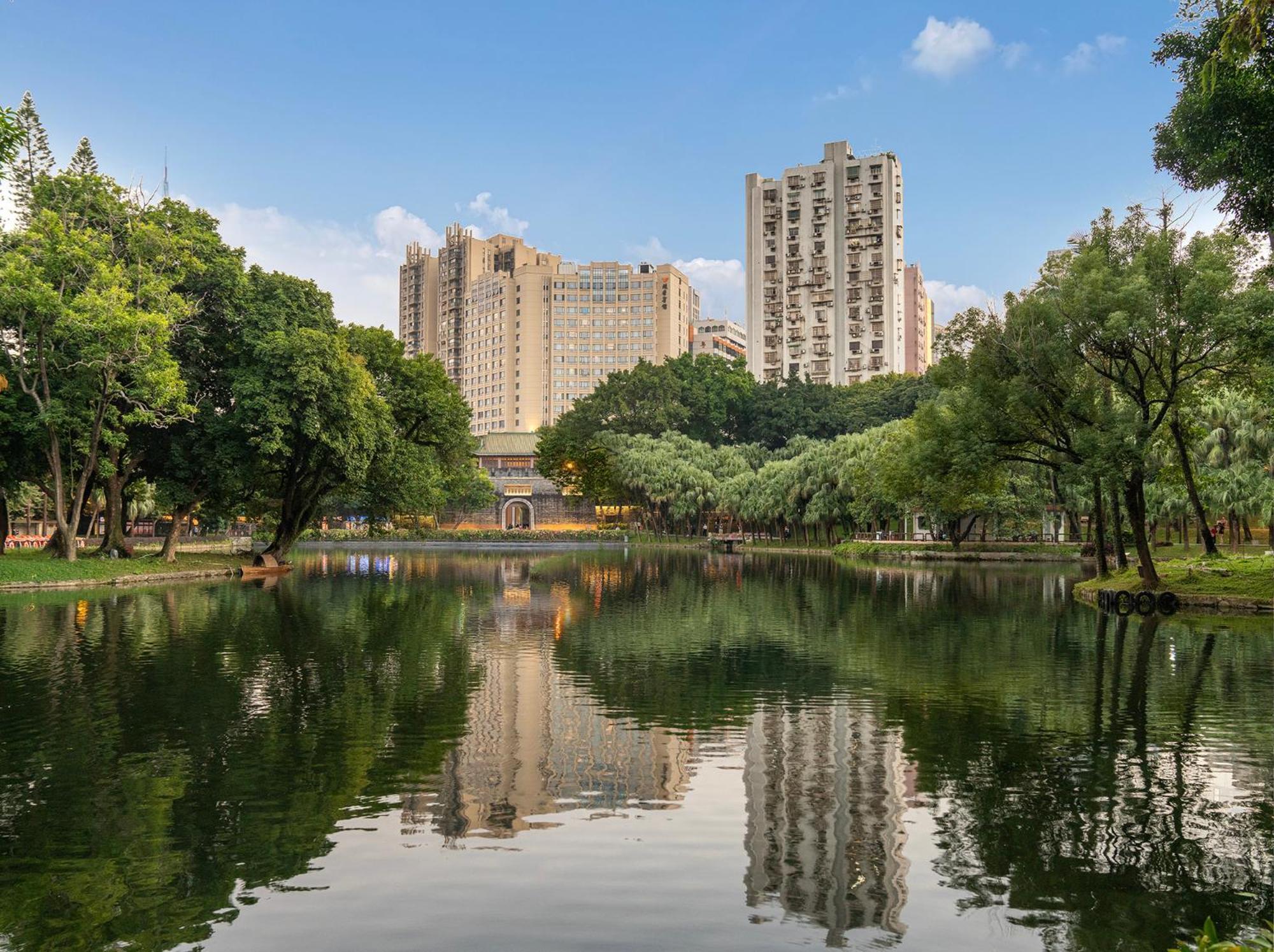 Yuexiu Guangzhou, Curio Collection By Hilton-free Shuttle Between And Exhibition Center During Fair Period & Exhibitor Registration Counter & Halal Food 5*