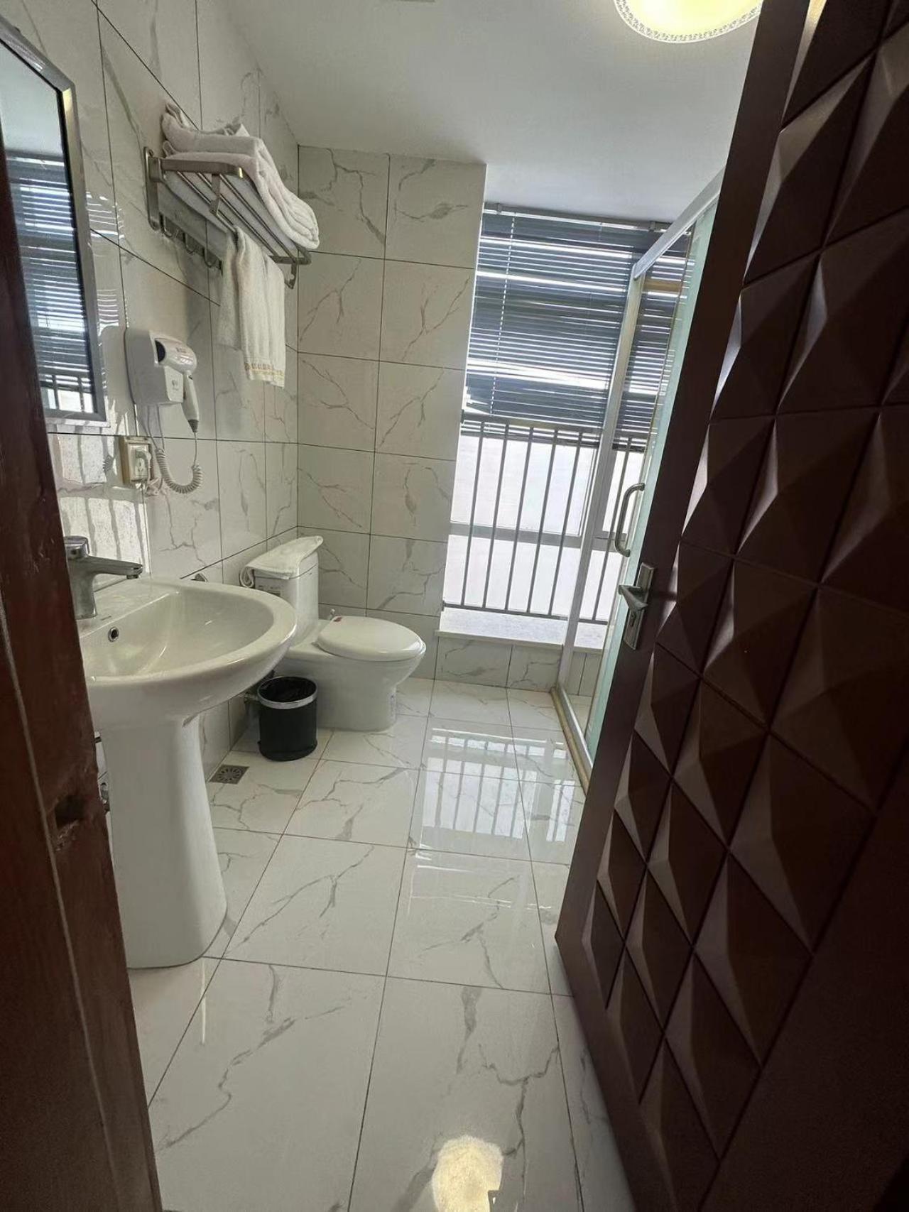 Yoyo International Hotel-the Legend Building-1mins To Line5 Taojin Stn-free Shuttle Bus For Fair * Guangzhou