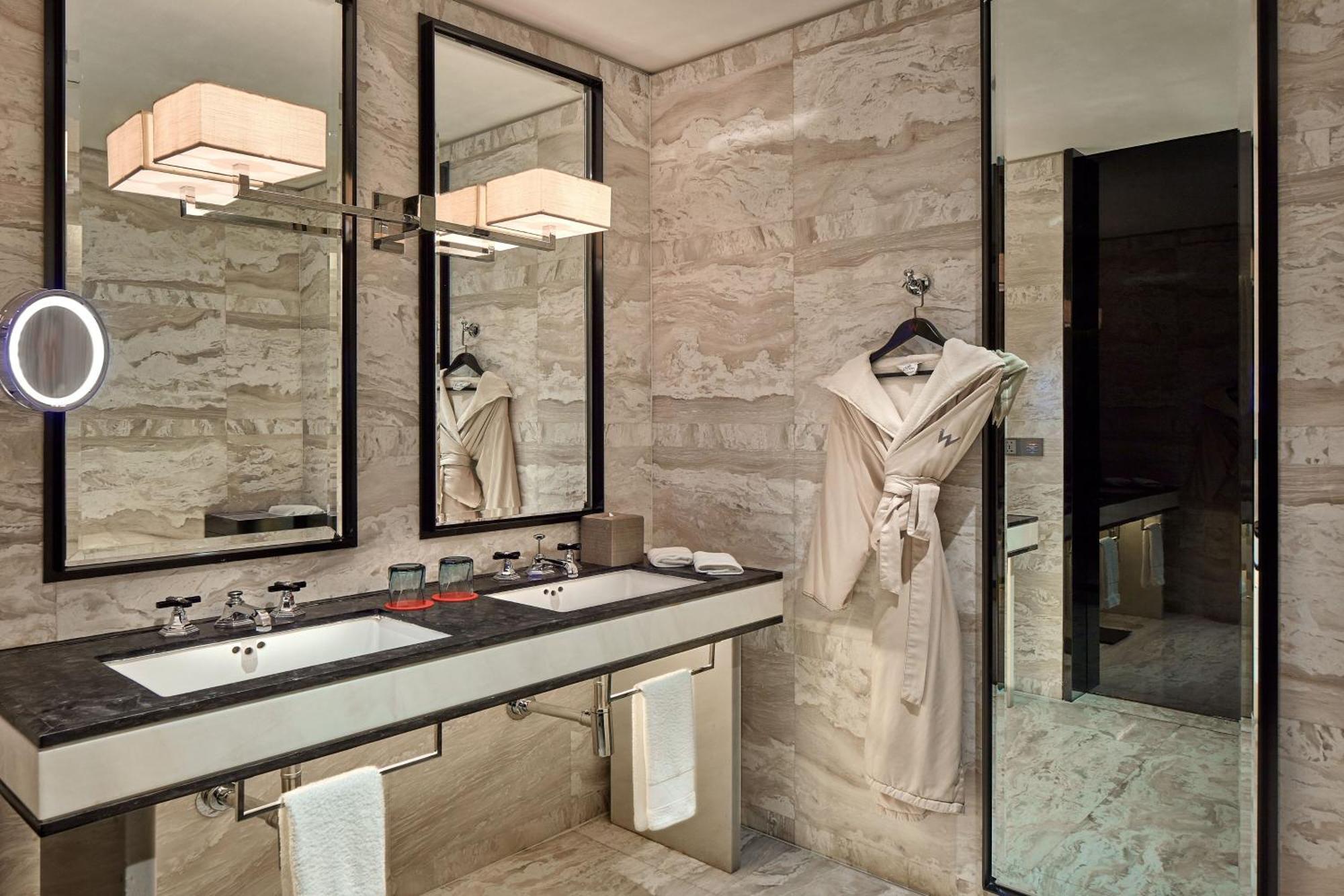 W Hotel 5*