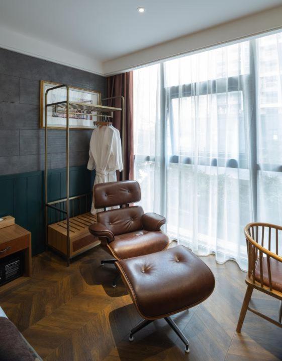 Hotel James Joyce Coffetei- Beijing Road Metro Station Pedestrian Street Branch