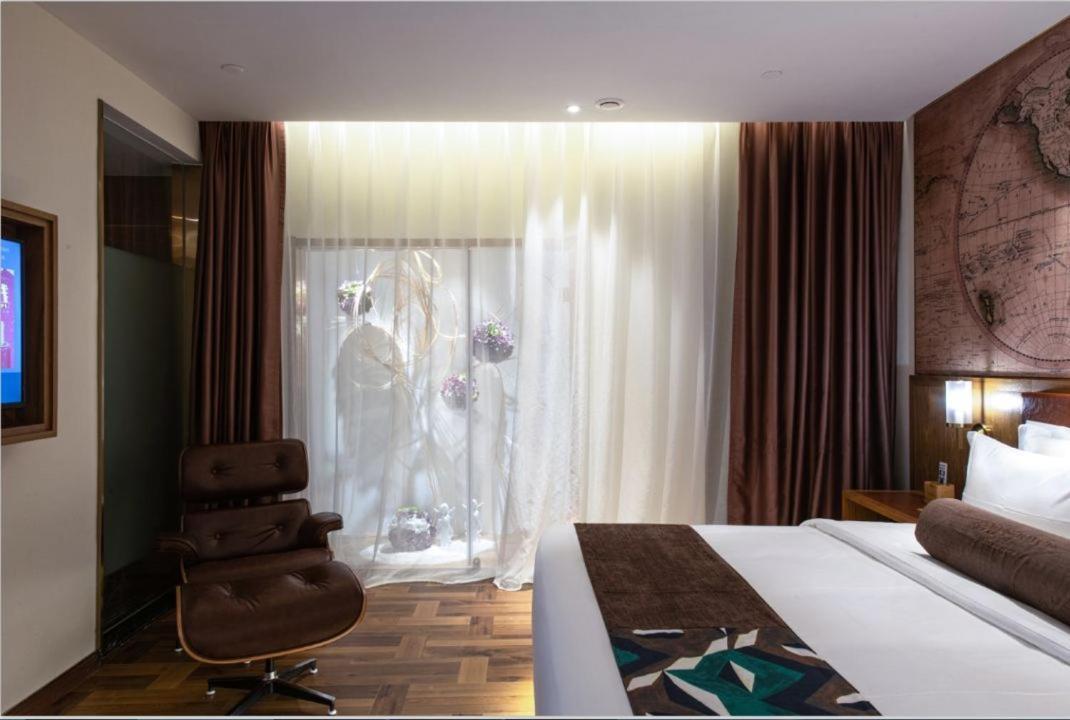 Hotel James Joyce Coffetei- Beijing Road Metro Station Pedestrian Street Branch 4*