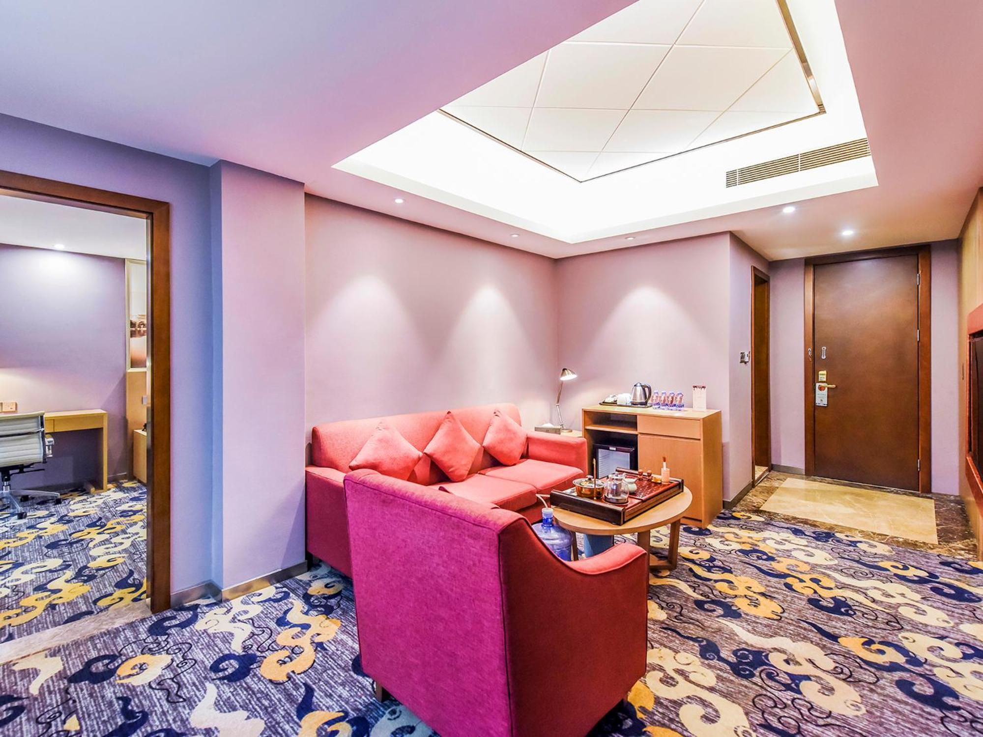 Hotel Huihe 4*