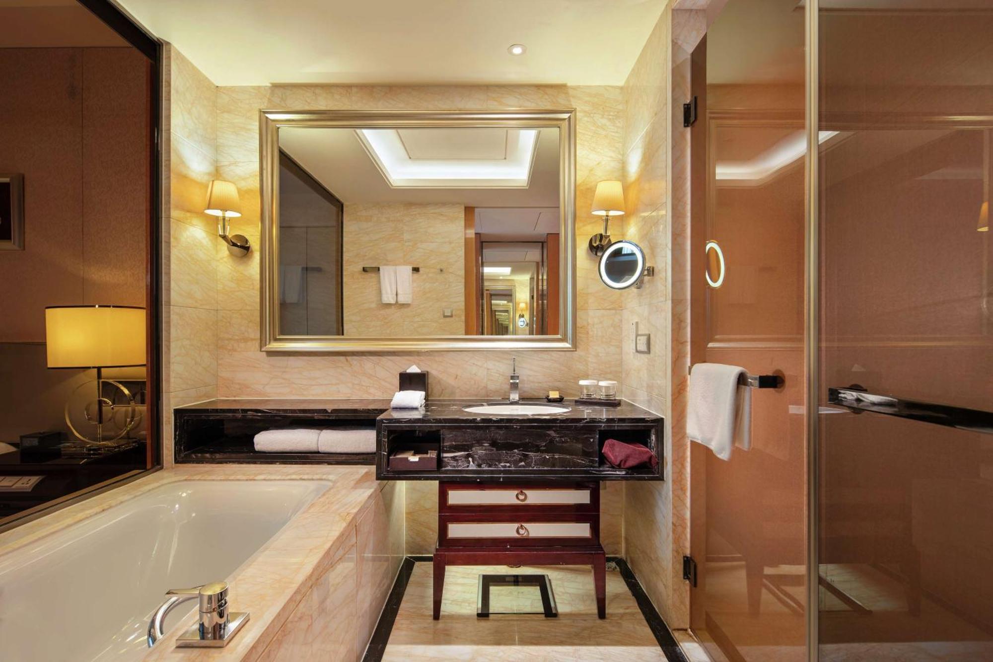 Hilton Baiyun - Free Shuttle For Fair Period, Close To Luhu Golf Club & Leather Market 5*