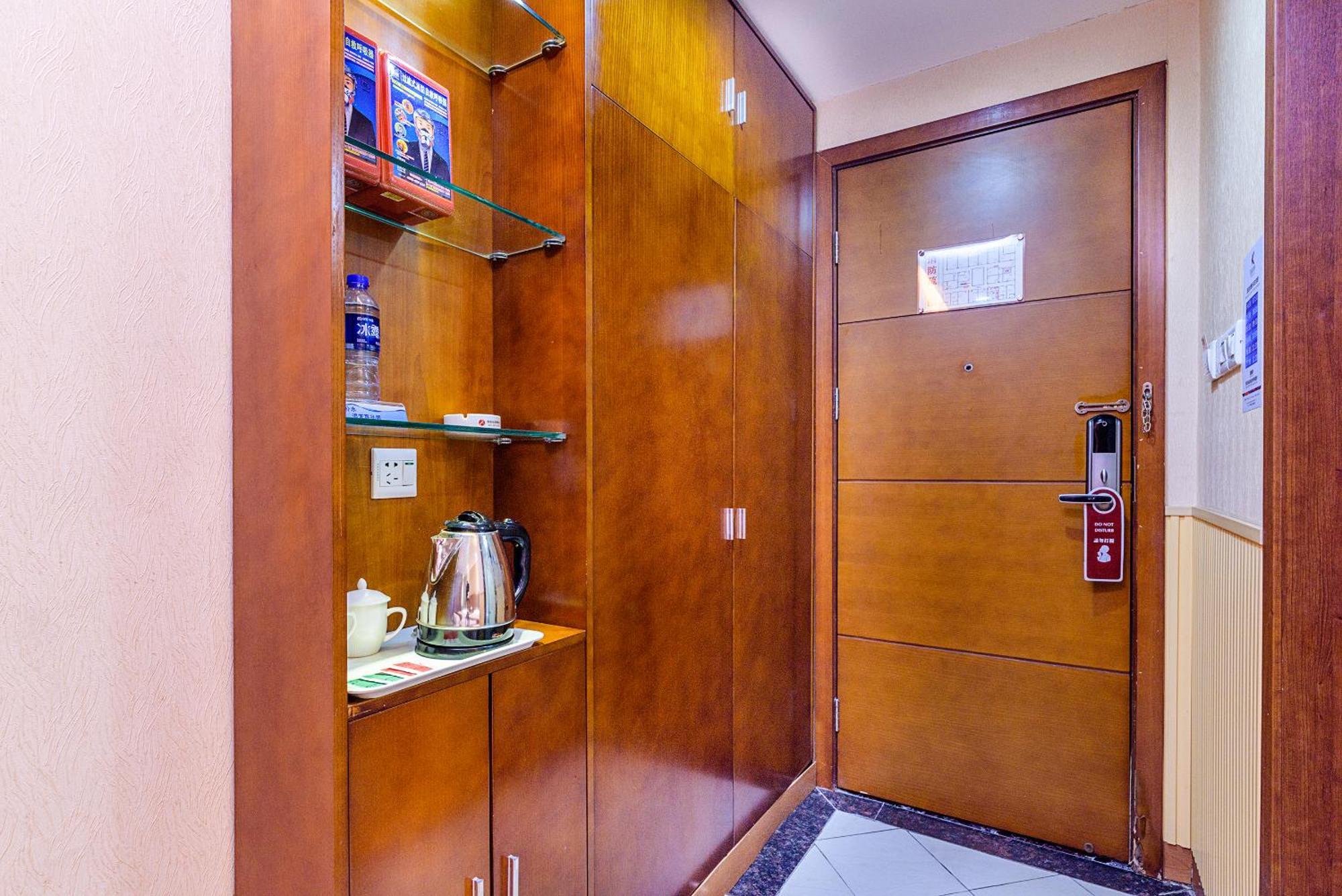 Hotel Kaiserdom Baiyun Airport-24-hour Airport-free Shuttle Bus 2*