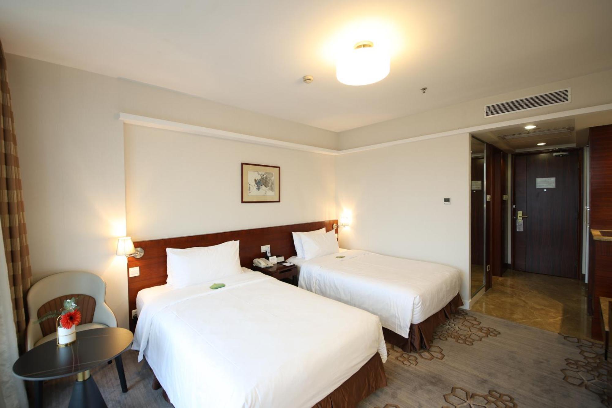 Liuhua Hotel 4*