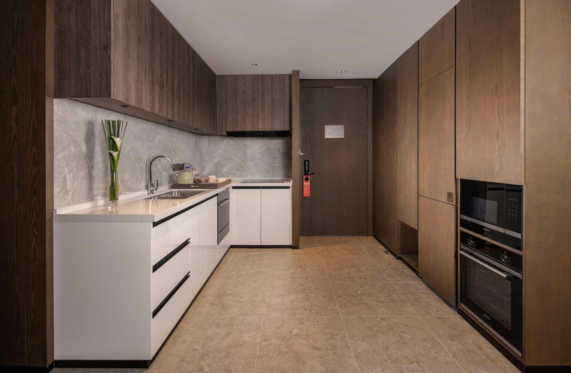 Hotel Yuexiu Guangzhou, Curio Collection By Hilton-free Shuttle Between And Exhibition Center During Fair Period & Exhibitor Registration Counter & Halal Food 5*