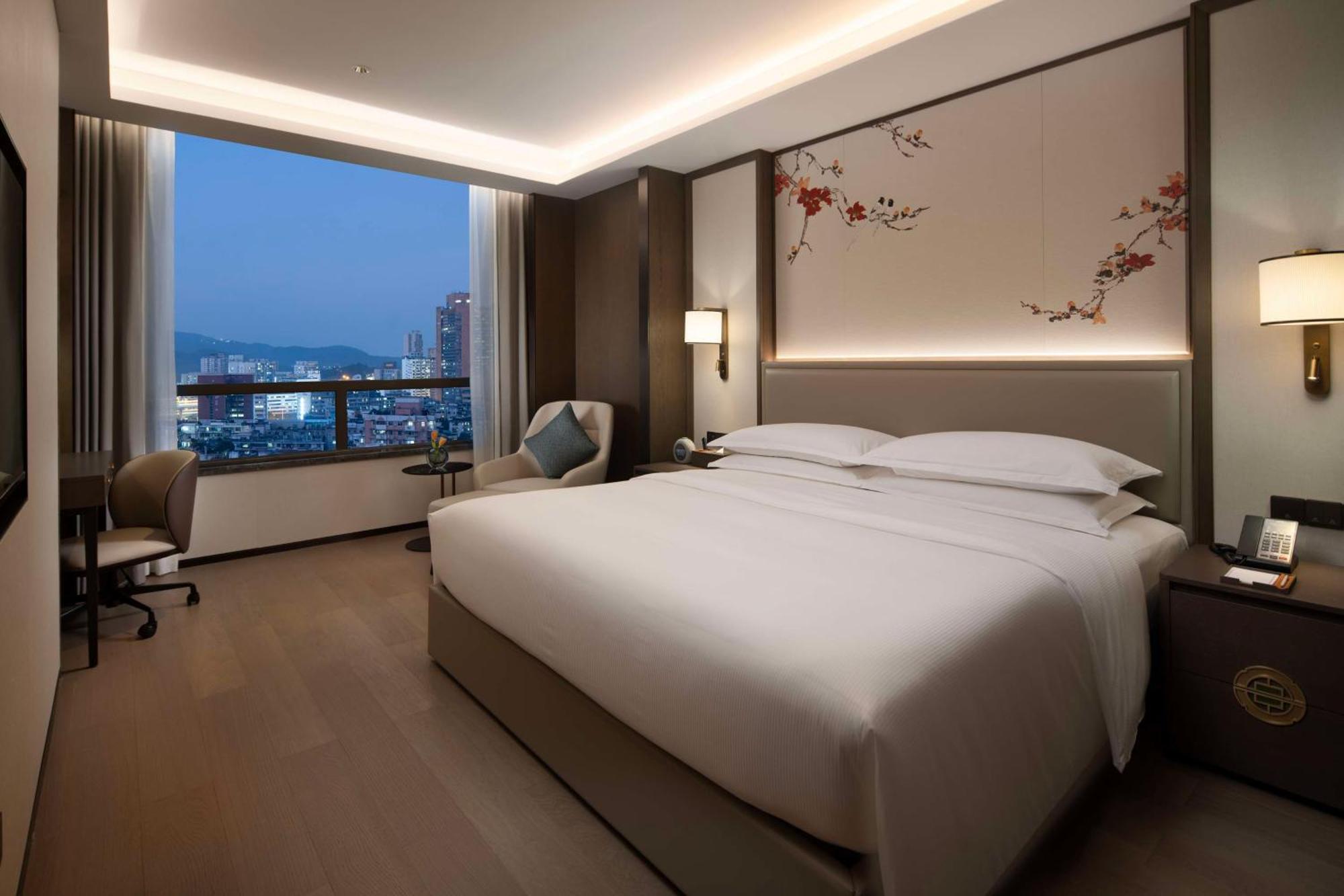Hotel Yuexiu Guangzhou, Curio Collection By Hilton-free Shuttle Between And Exhibition Center During Fair Period & Exhibitor Registration Counter & Halal Food
