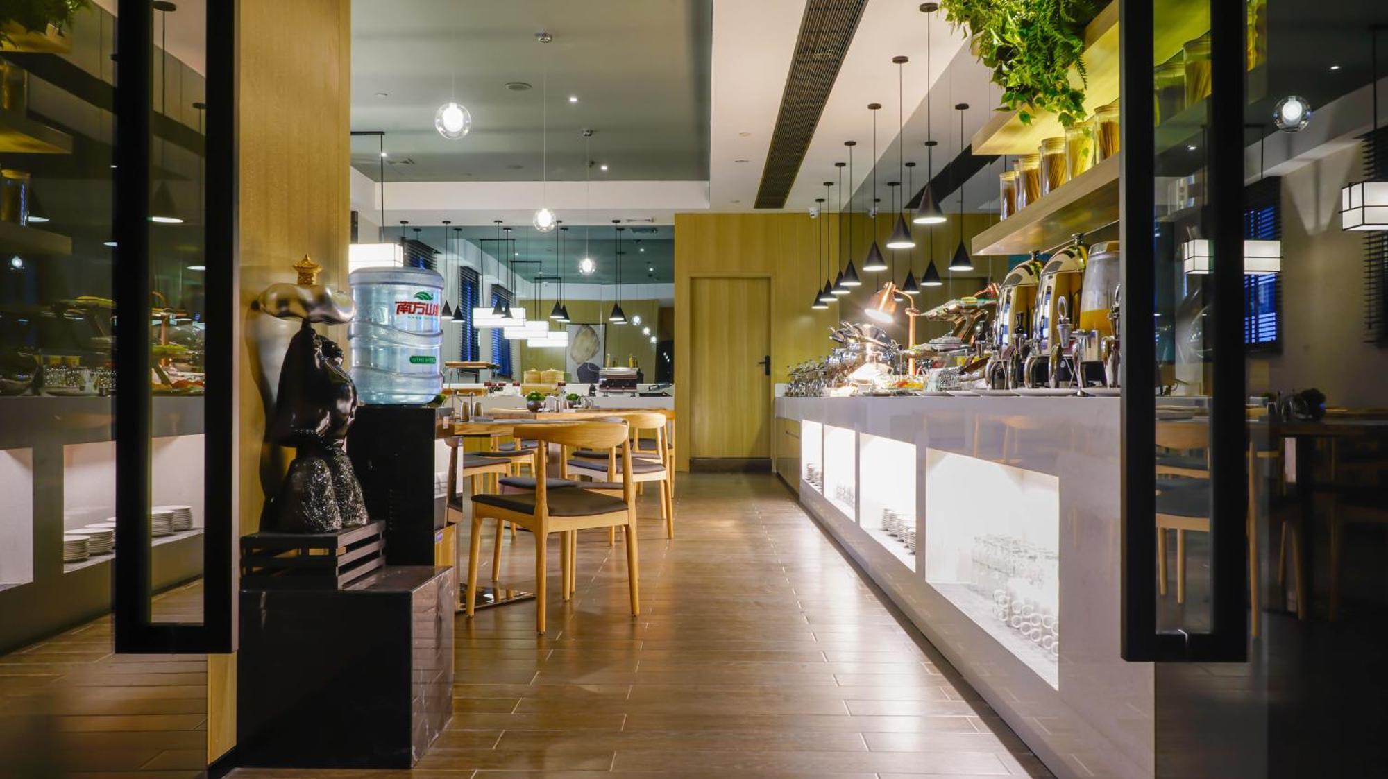 Hotel Paco Jiangtai Metro Station Branch 4*