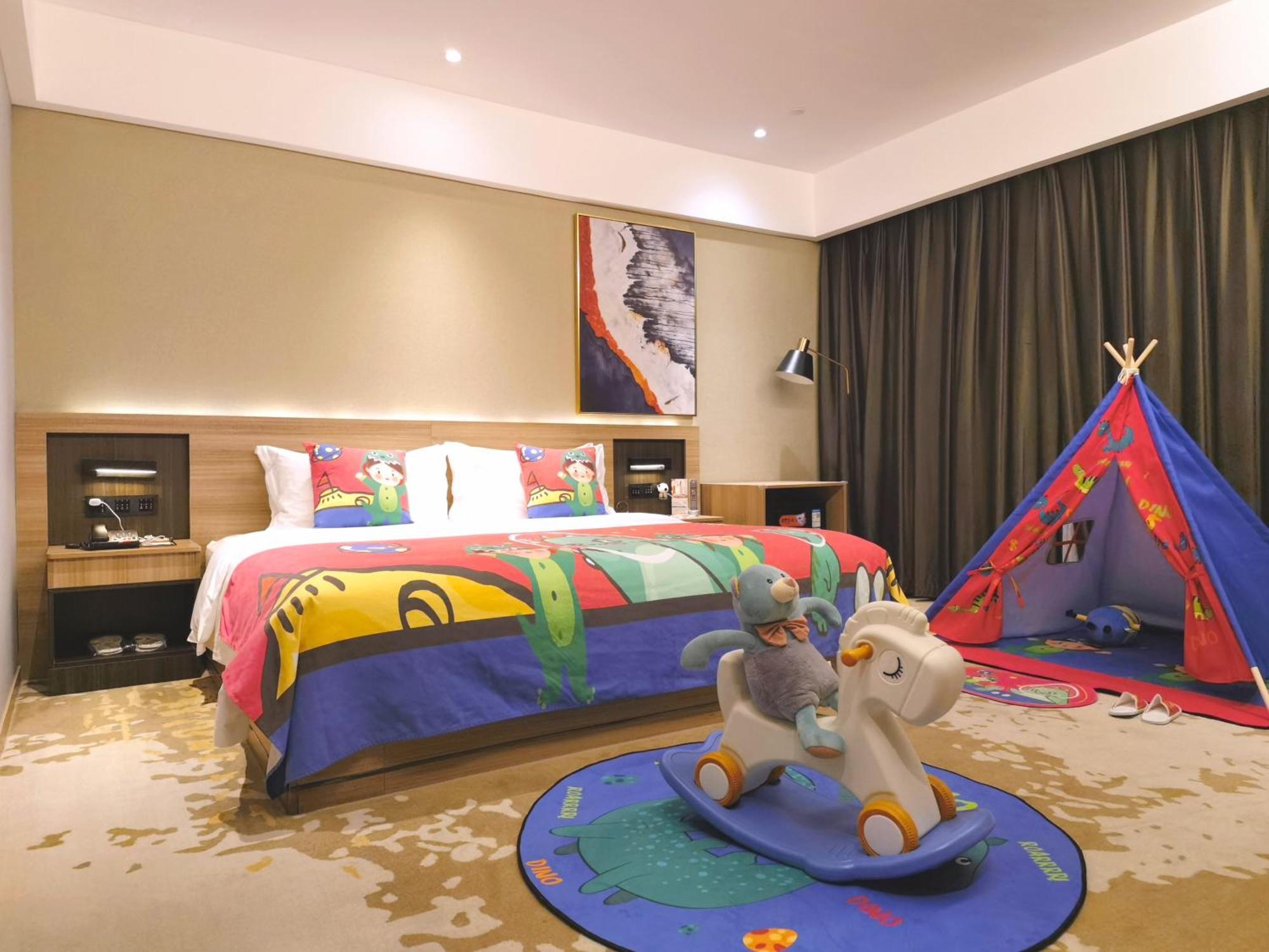 Hotel 广州白云机场花东朝阳路亚朵酒店 4*