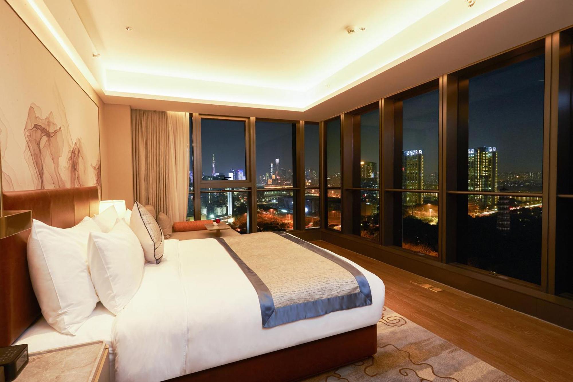 Pazhou Ln Dongfang Hotel-free Shuttle Bus To The Pazhou Convention Complex During Fair Period