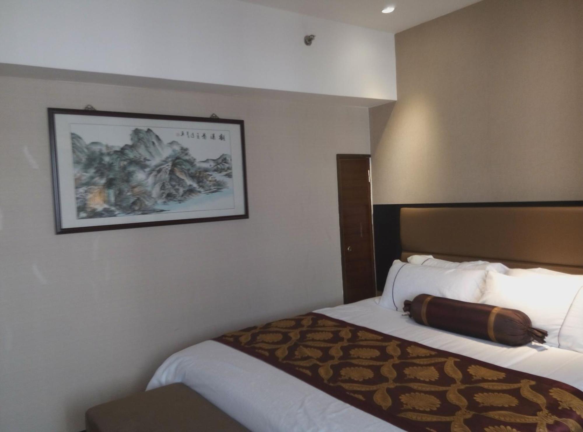 Skyline Plaza Hotel