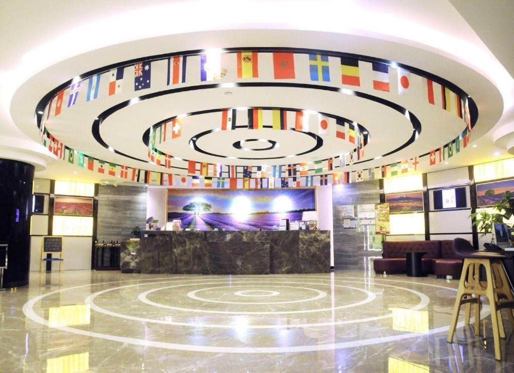 Lavande Shangxiajiu Pedestrian Street Hualin Temple Metro Station Hotel 3*