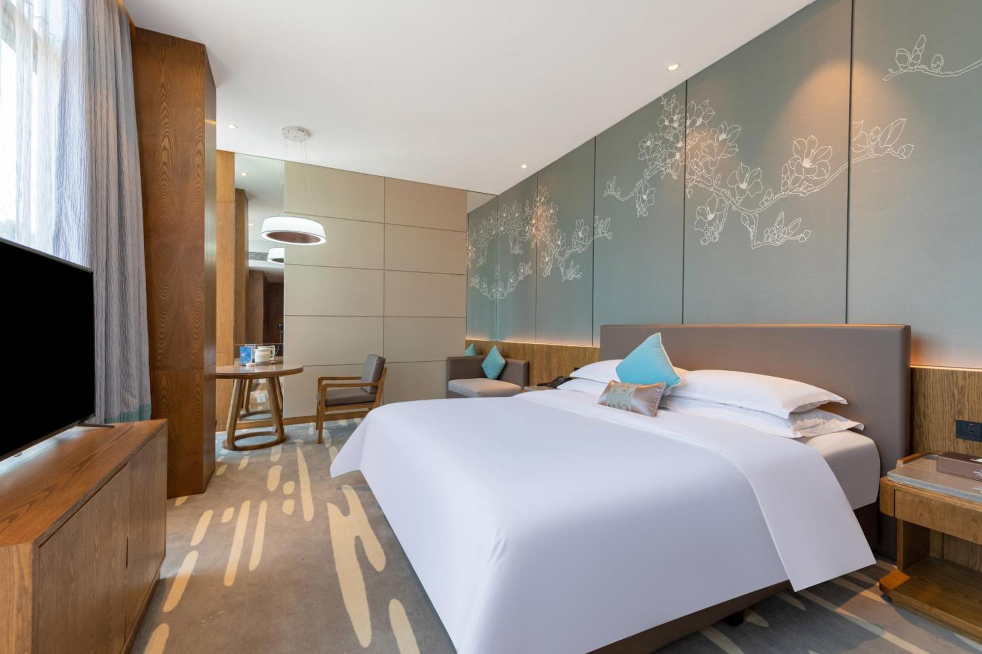 Easeland Hotel 4*