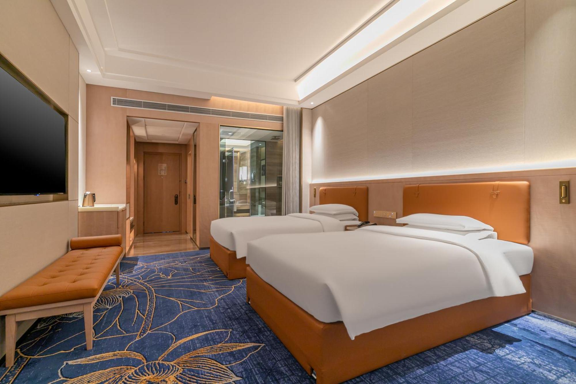 Easeland Hotel 4*