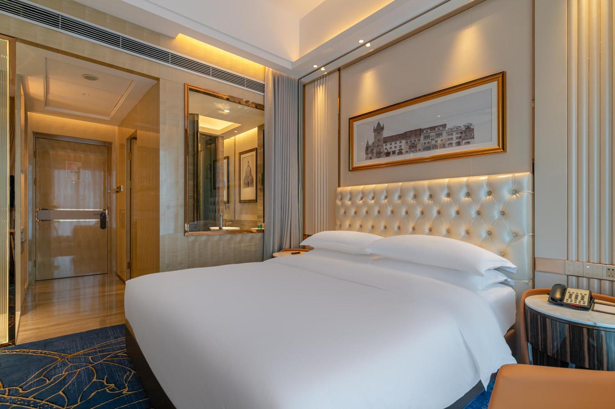 Easeland Hotel 4*