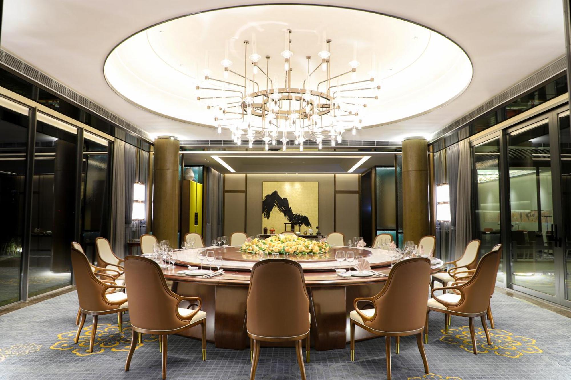 Easeland Hotel 4*