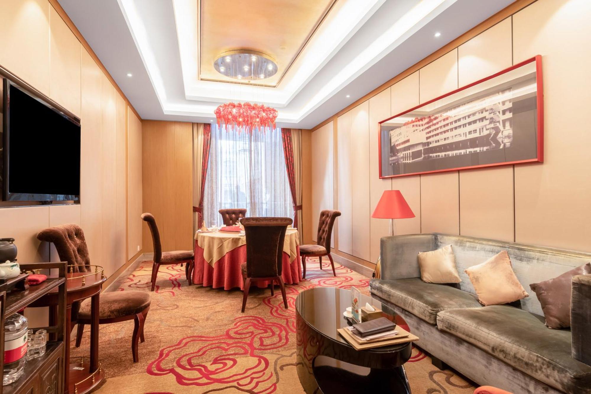 Easeland Hotel 4*