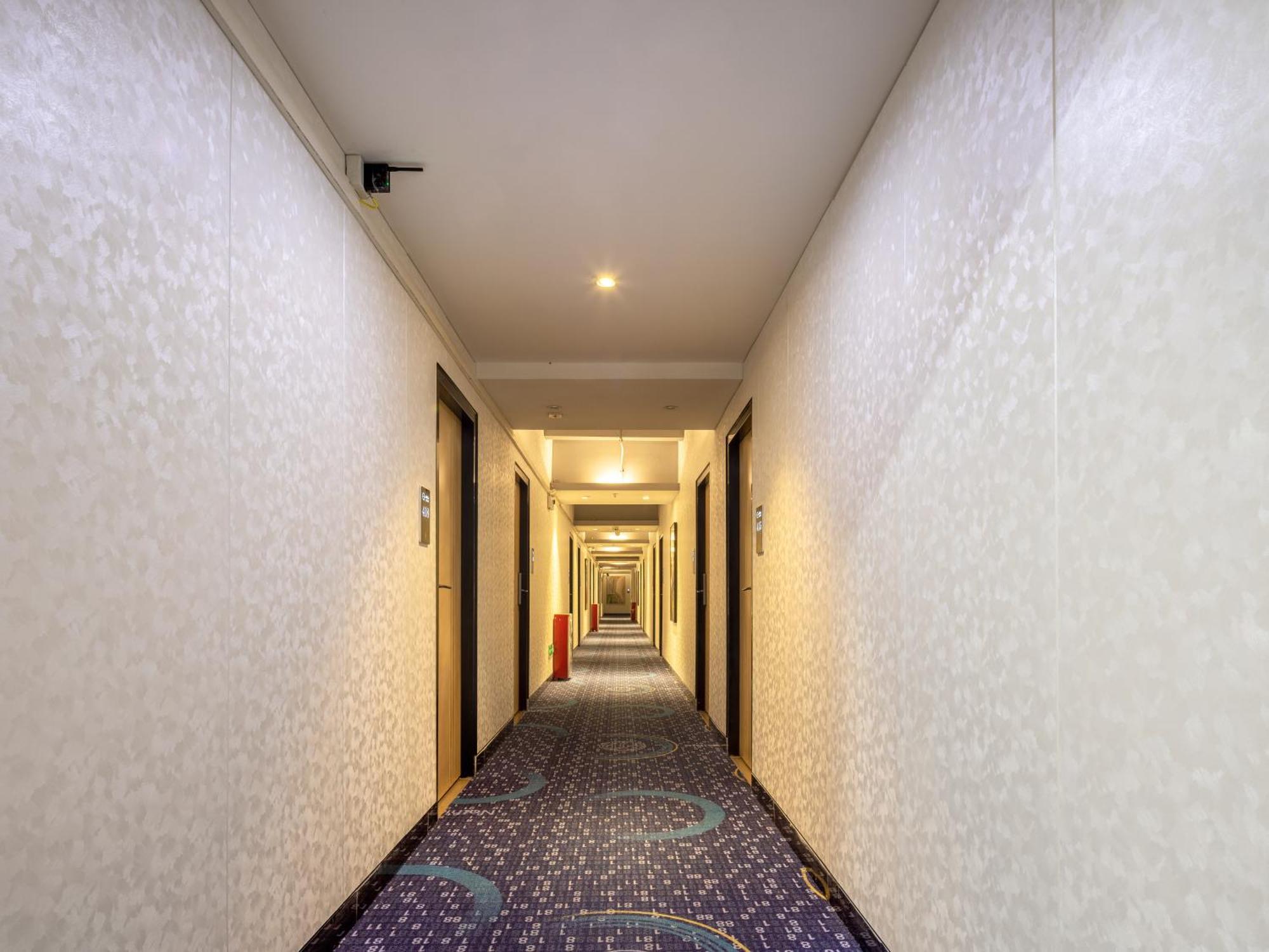 Yimi Sanyuanli Subway Station Jinlong Tengfei Fashion Hotel 2*