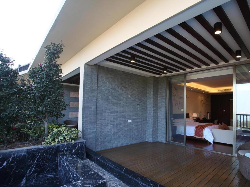 Hotel Lotus Hill Yuehai 4*