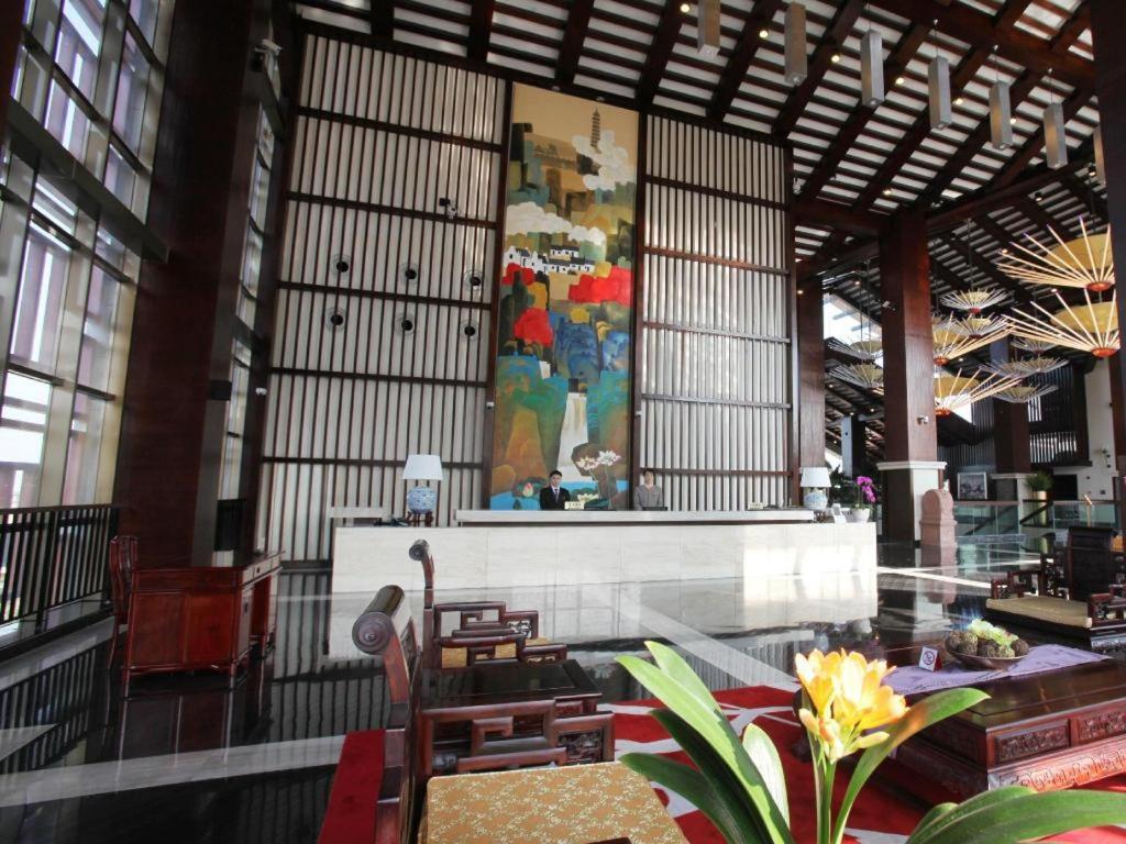 Hotel Lotus Hill Yuehai 4*