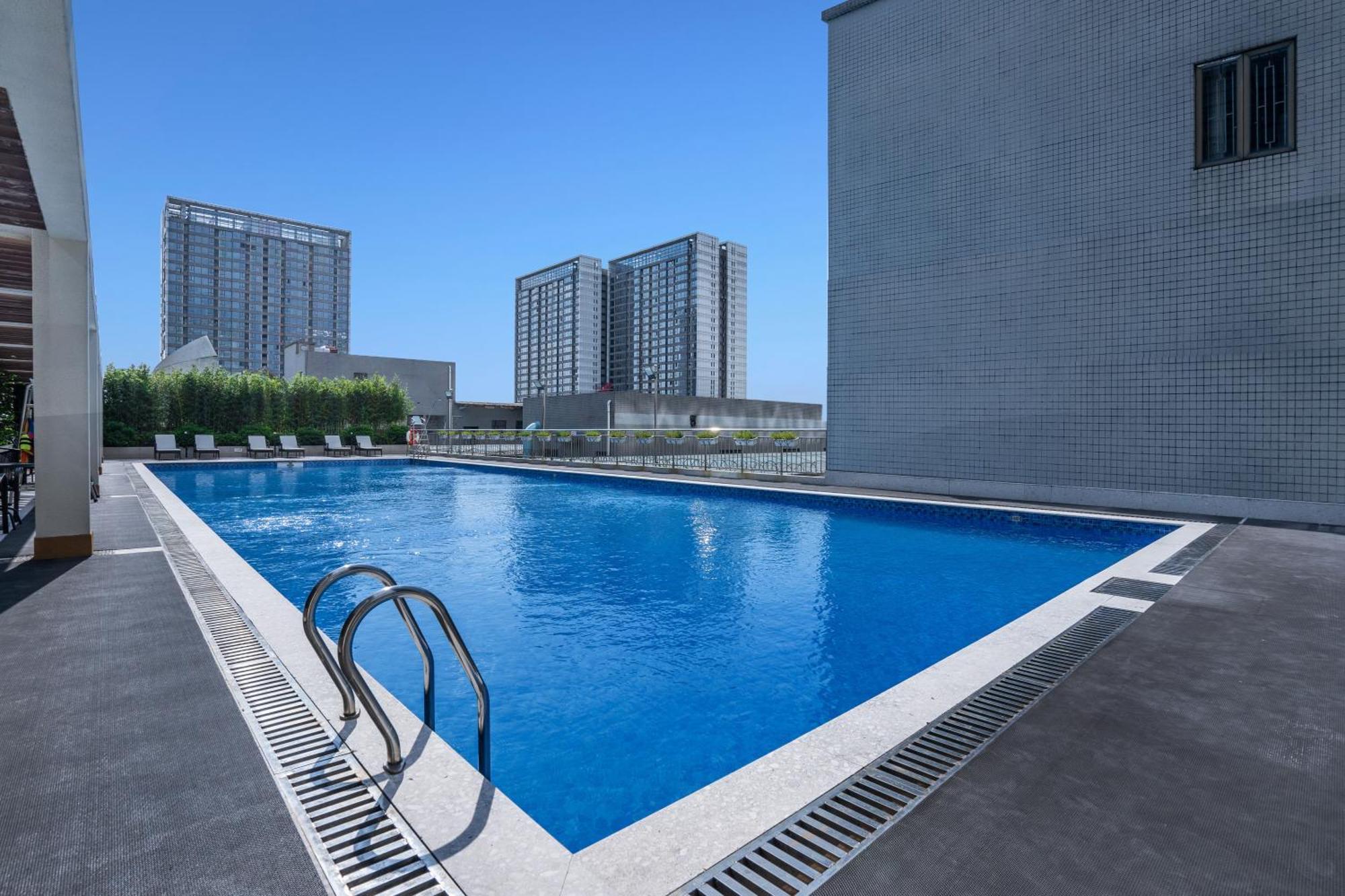 Hotel Pearl River International - Canmetro Line 11 Yijing Lu Station