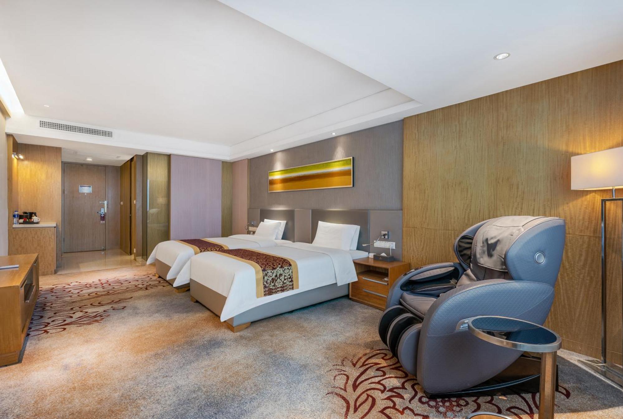 Hotel Pearl River International - Canmetro Line 11 Yijing Lu Station