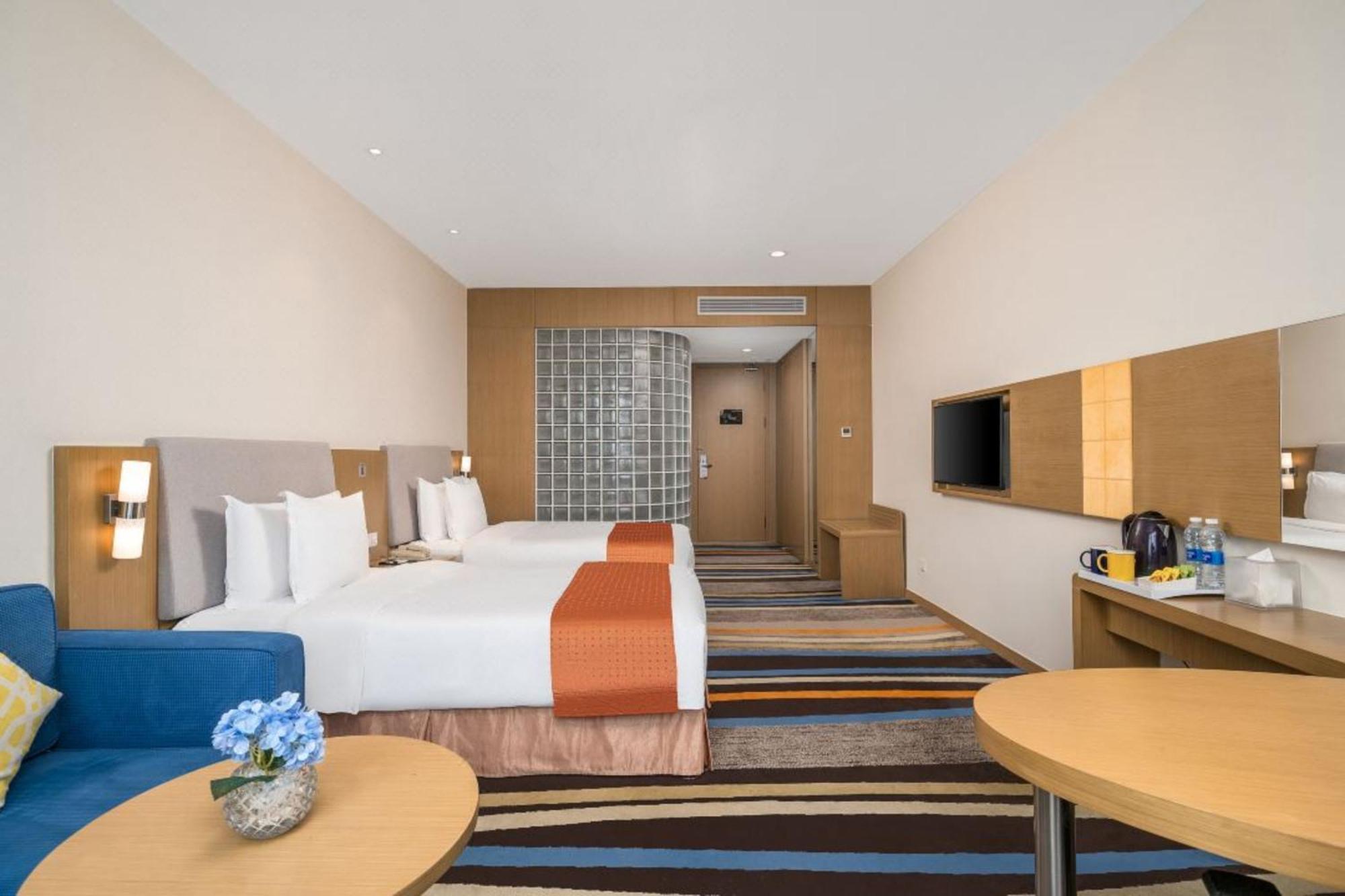 Guangzhou Baiyun Airport Rejoice By Argyle Hotel Rehe Metro Exit B --Free Shuttle Bus Is Provided During The 137Th Canton Fair Guangzhou