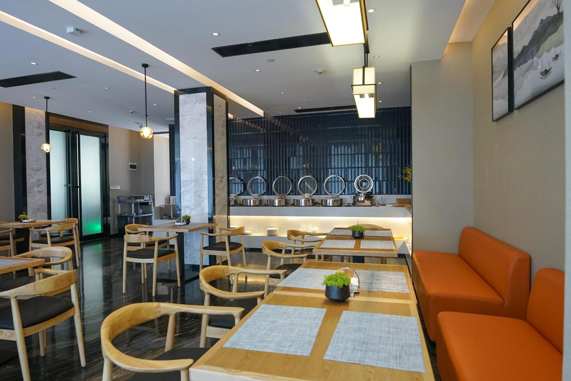 Paco Baiyun Airport Liantang Metro Hotel 4*