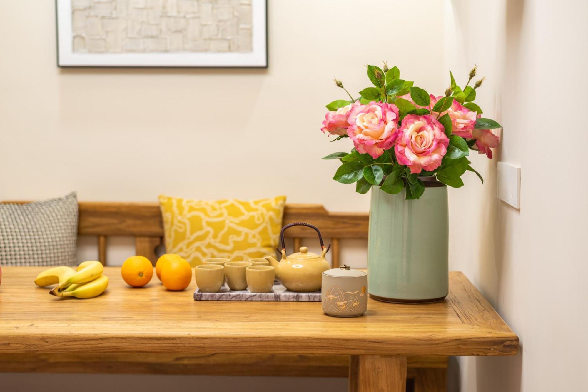 He She Art Apartment *