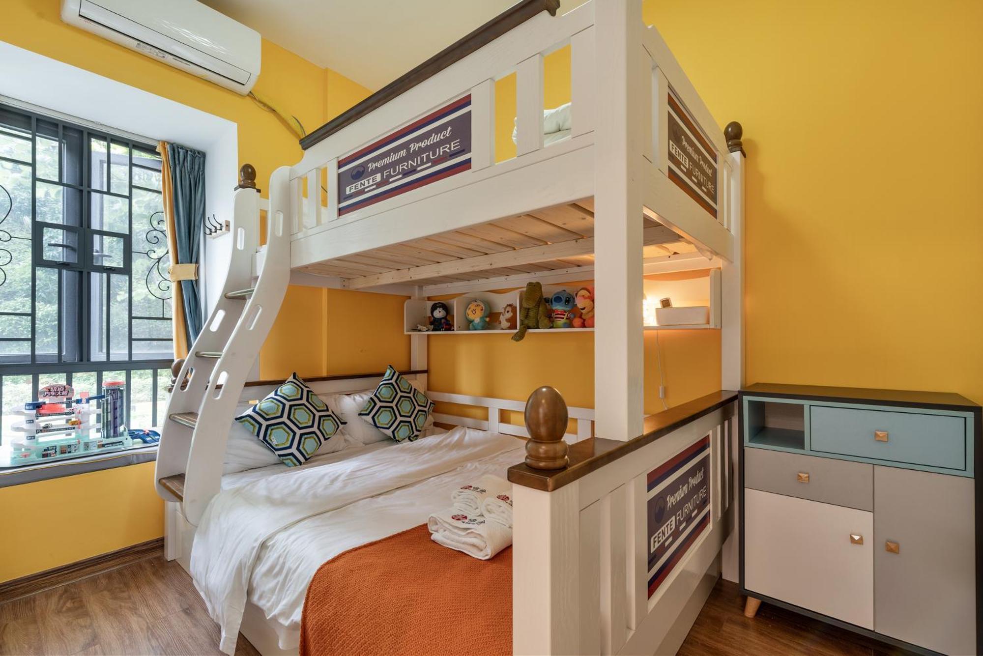 He She Art Apartment *