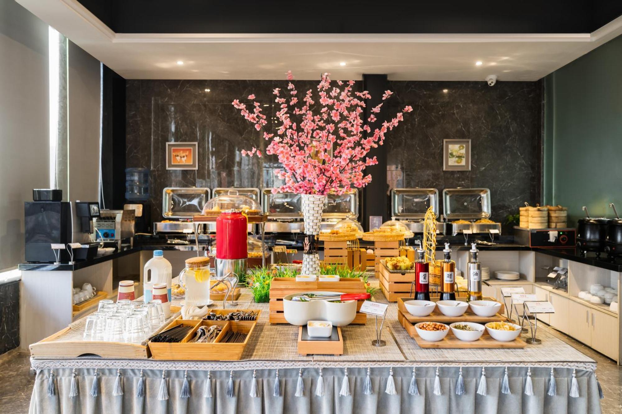 Paco Shuiyin Road Guangzhou-free Bus Fair Hotel 4*