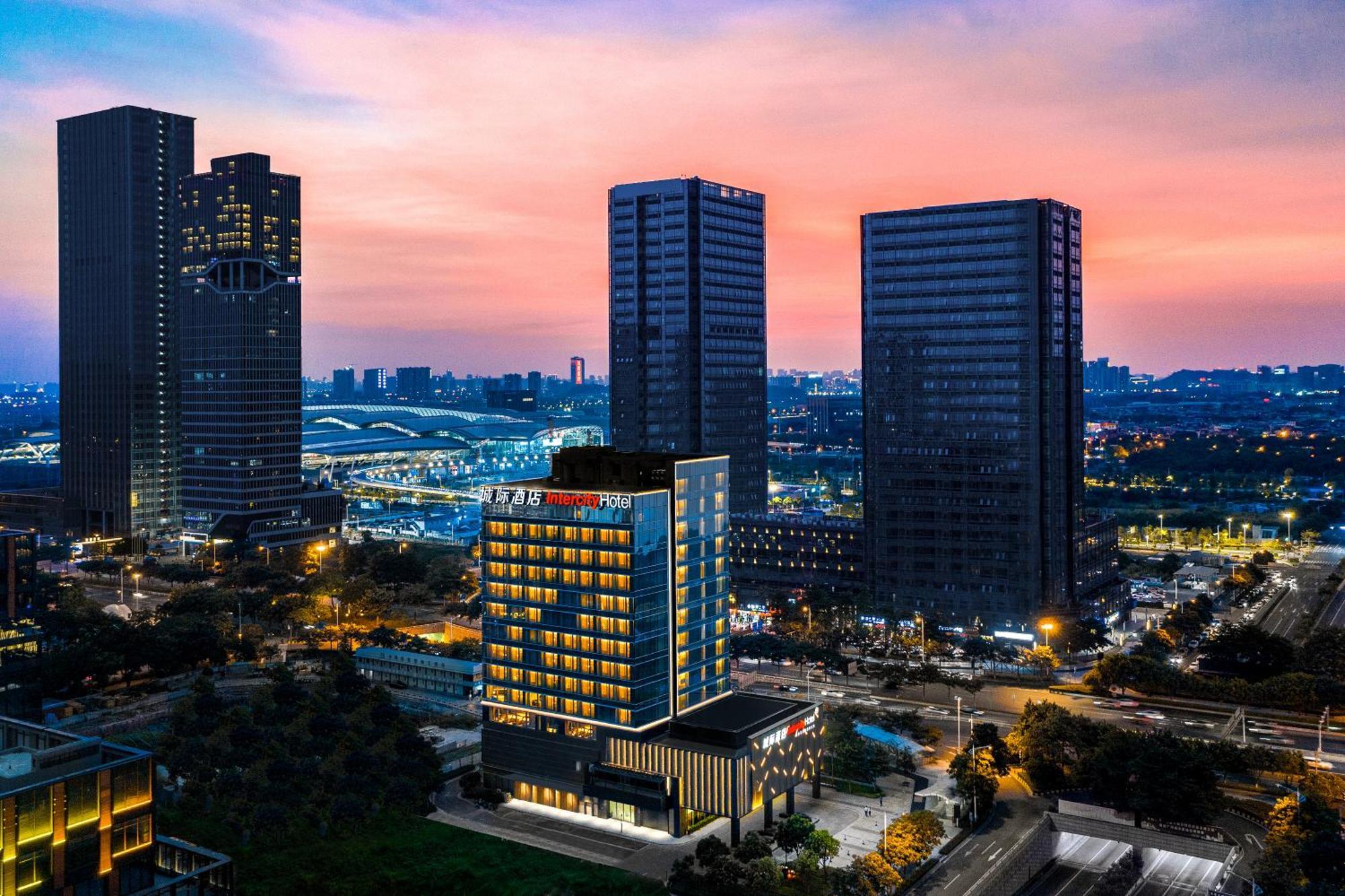 Intercity South Railway Station - Free Minibar Including Erdinger Weissbier 5* Guangzhou