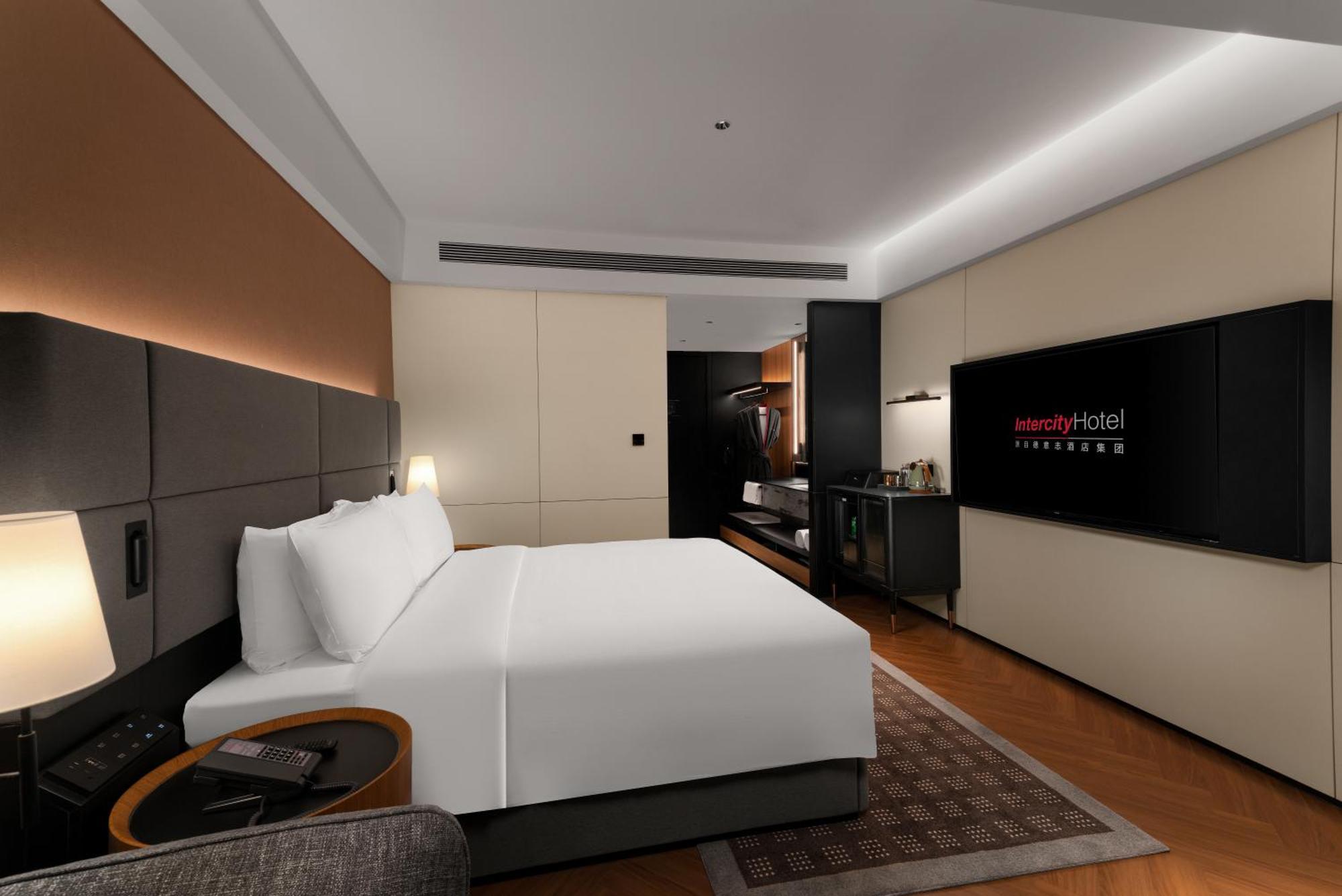Intercity South Railway Station - Free Minibar Including Erdinger Weissbier Guangzhou
