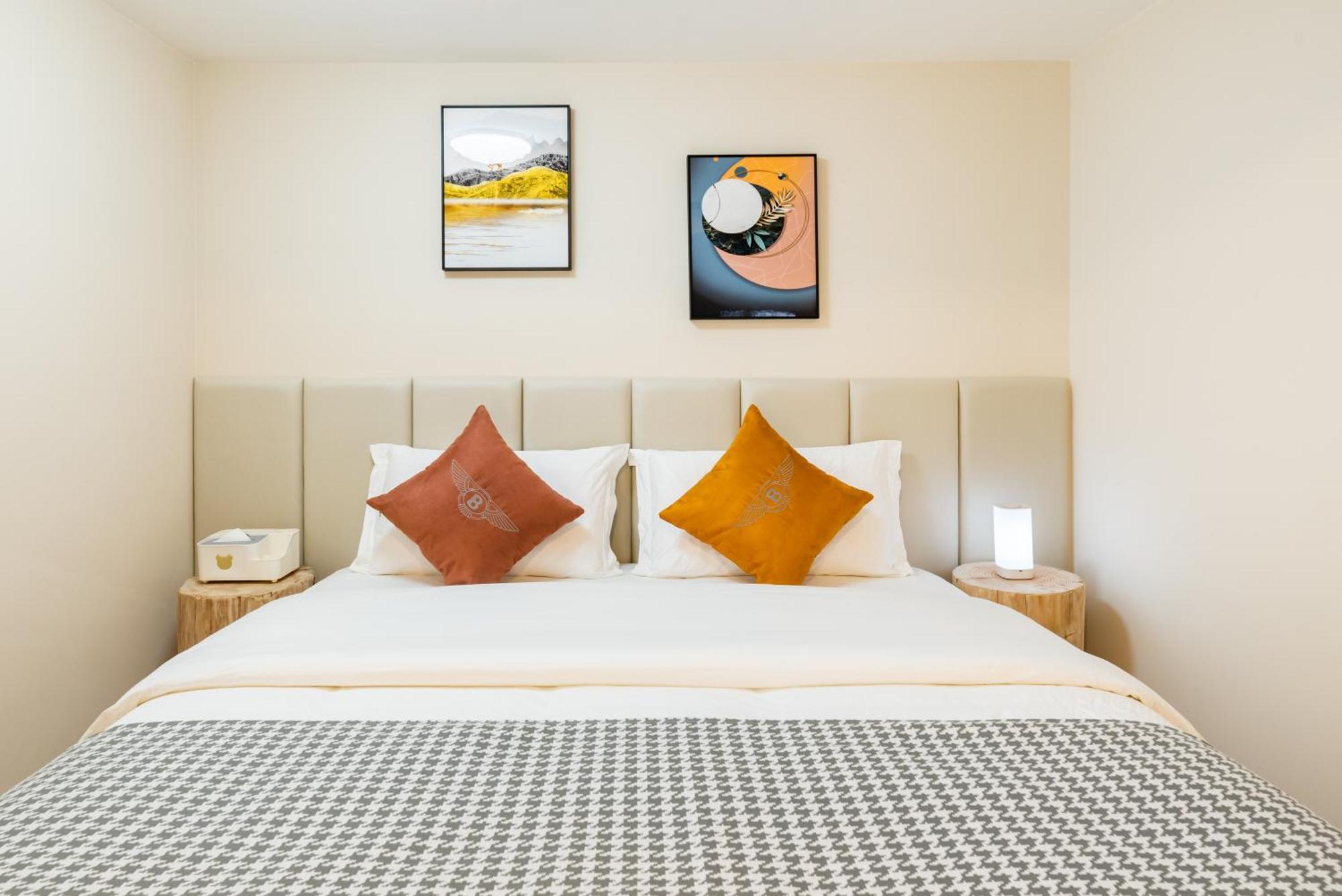 He She Art Apartment *