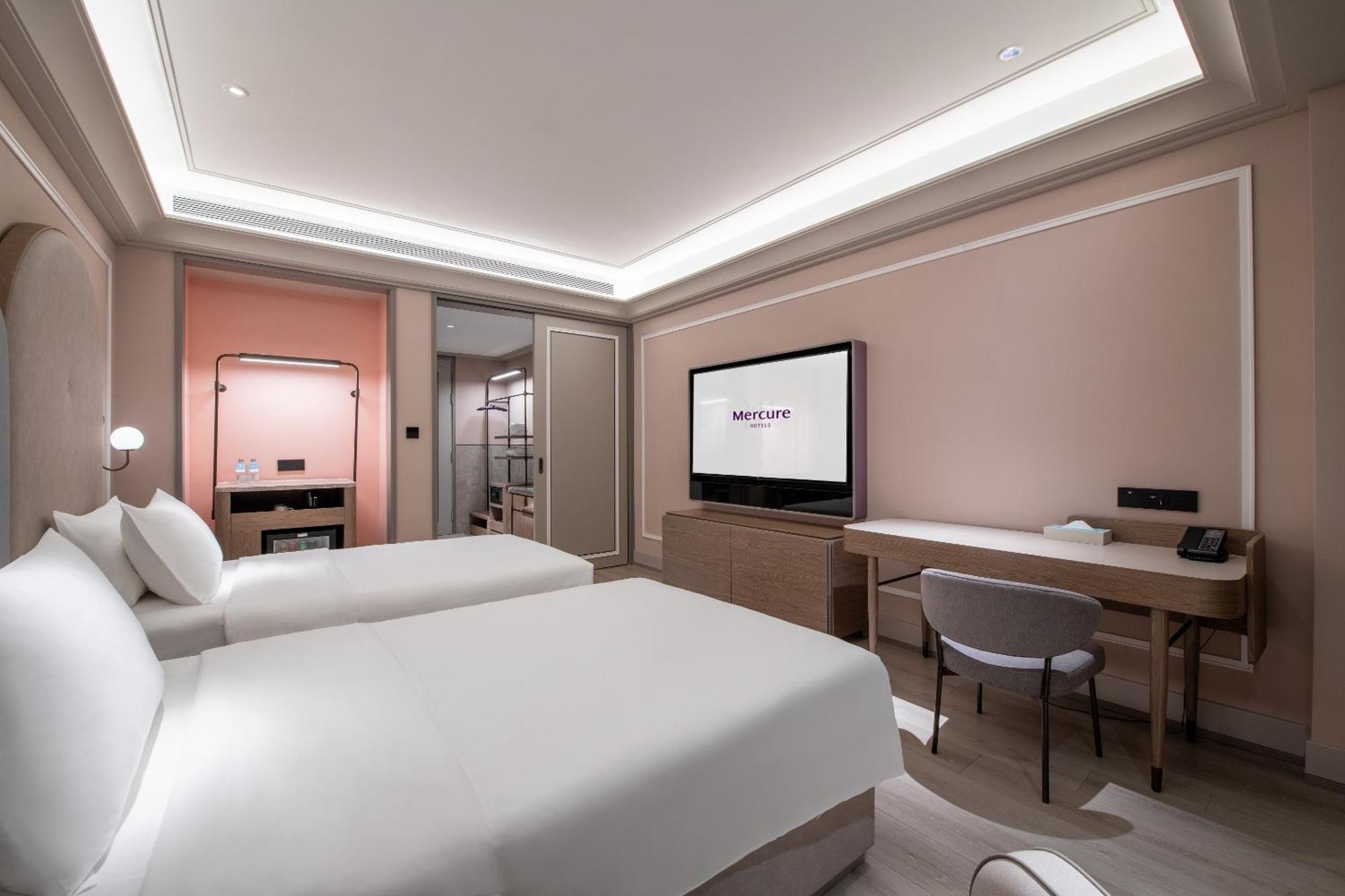 Hotel Mercure Baiyun International Airport - Airport Free Shuttle Bus 4*