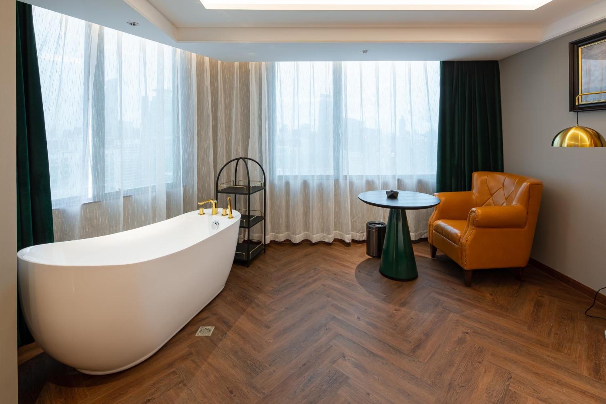 Hotel Elite International Taikoo Hui Plaza Gangding Metro Station Branch - Free Shuttle Bus To Fair Complex During Fair Period & Overseas Buyers Registration Service & Free Vpn Internet Access Guangzhou