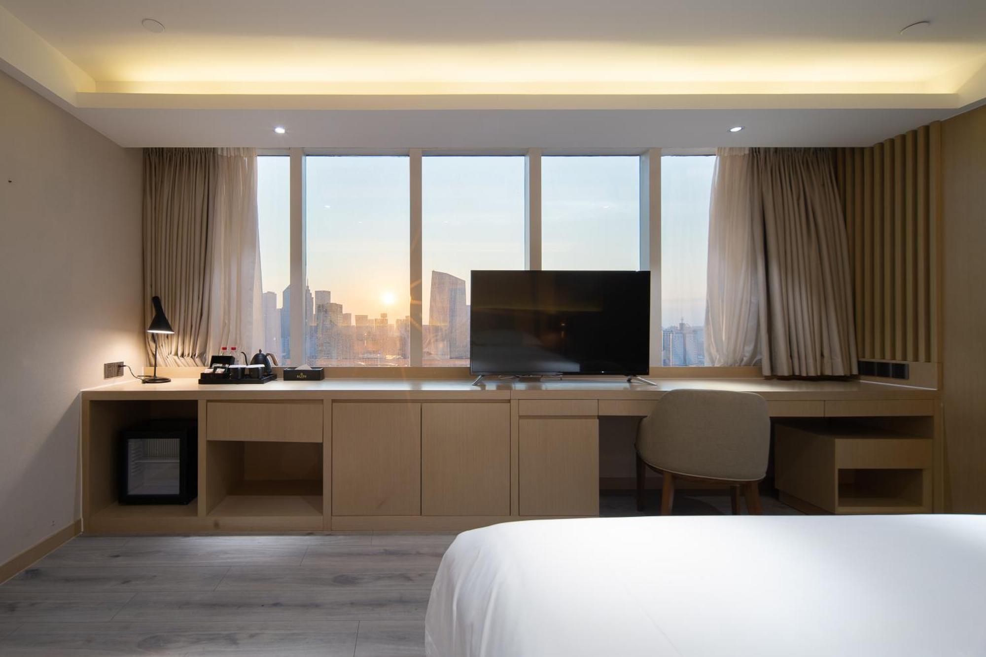 Hotel Elite International Taikoo Hui Plaza Gangding Metro Station Branch - Free Shuttle Bus To Fair Complex During Fair Period & Overseas Buyers Registration Service & Free Vpn Internet Access