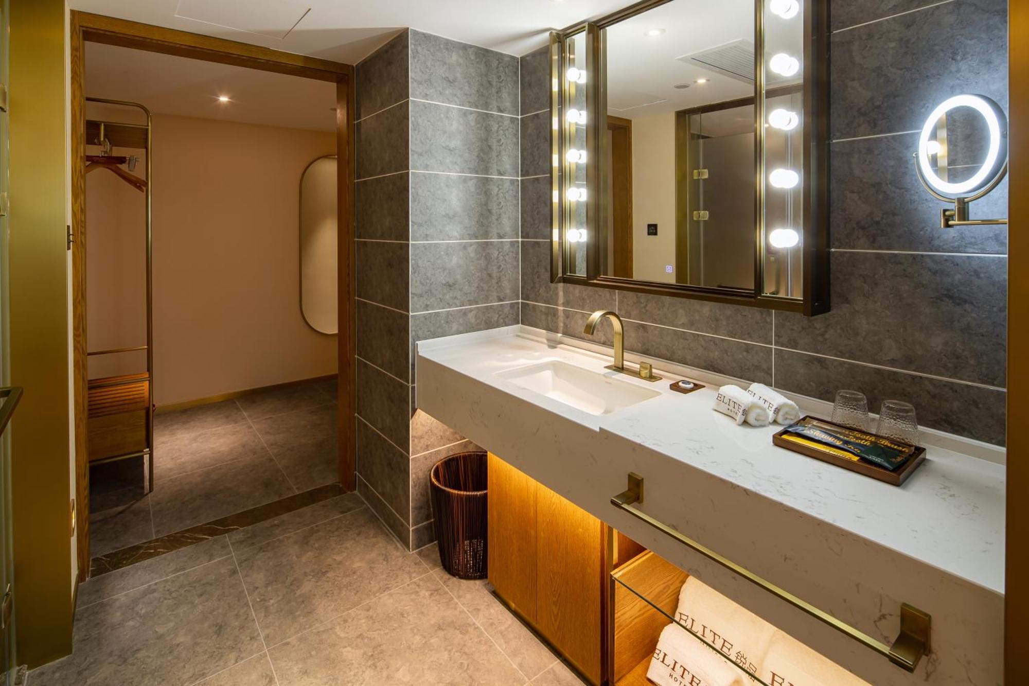 Elite International Taikoo Hui Plaza Gangding Metro Station Branch - Free Shuttle Bus To Fair Complex During Fair Period & Overseas Buyers Registration Service & Free Vpn Internet Access Hotel 4*