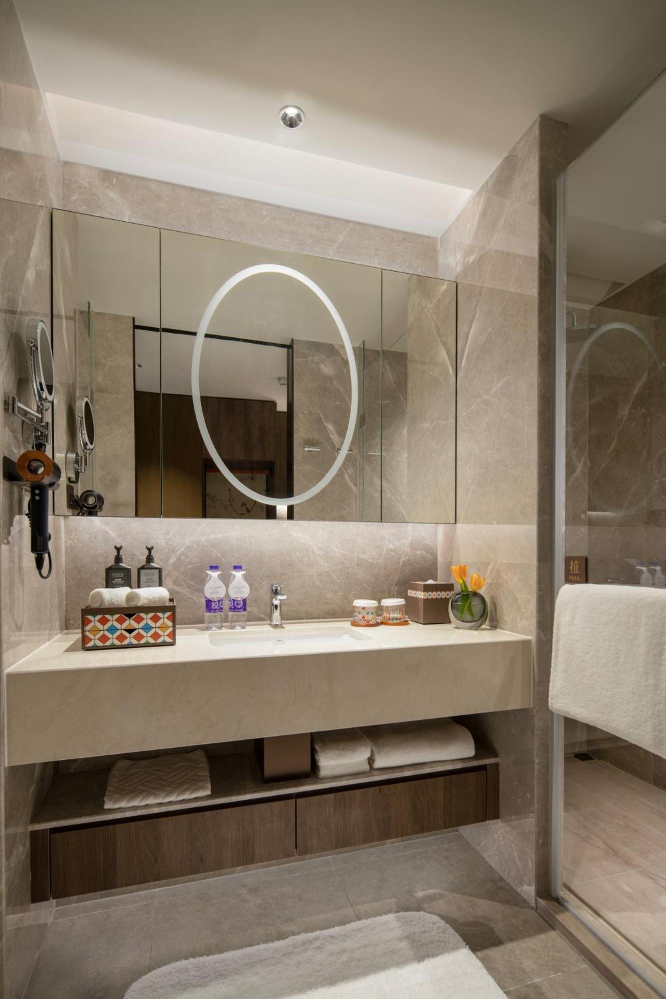 Yuexiu Guangzhou, Curio Collection By Hilton-free Shuttle Between And Exhibition Center During Fair Period & Exhibitor Registration Counter & Halal Food Hotel