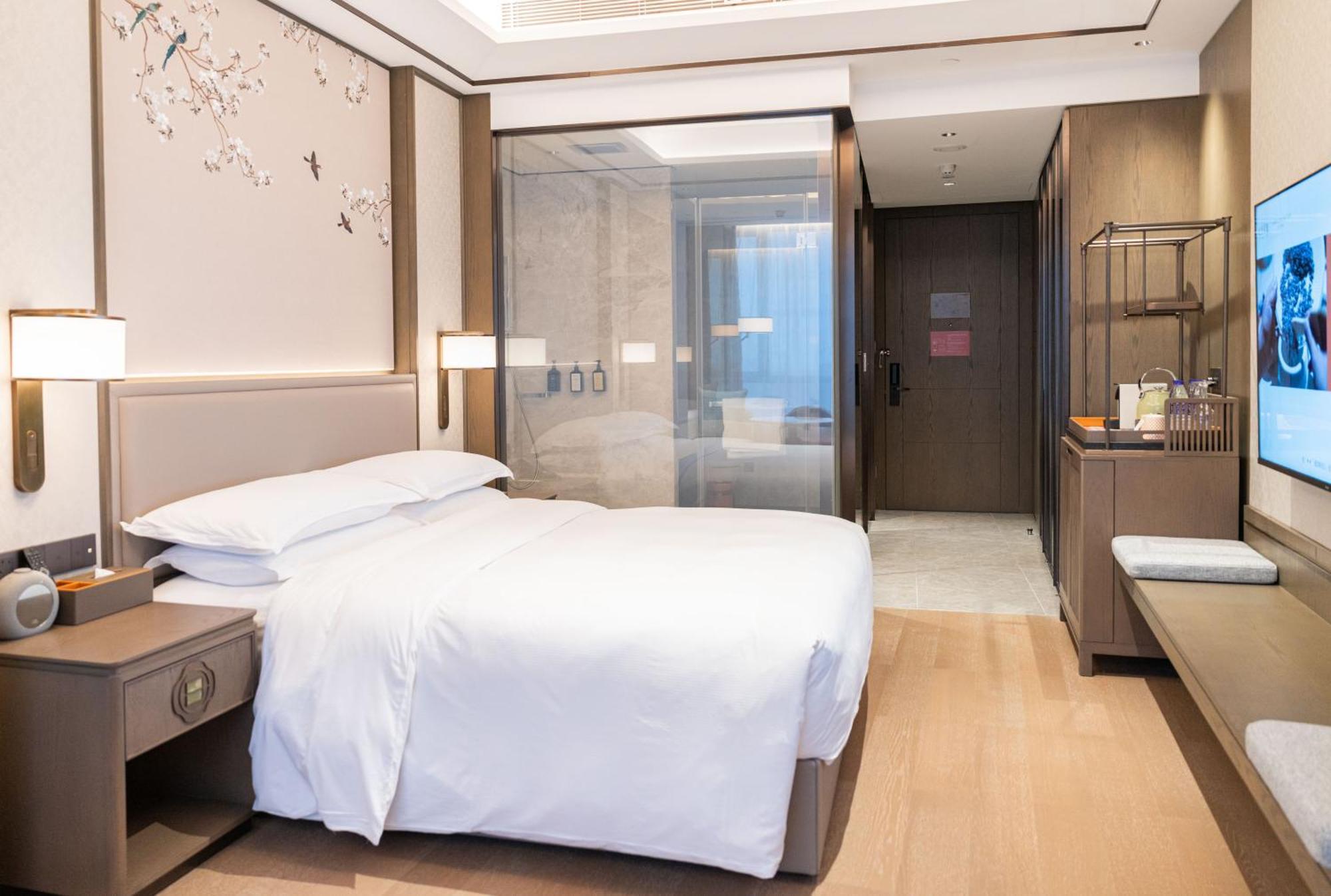 Yuexiu Guangzhou, Curio Collection By Hilton-free Shuttle Between And Exhibition Center During Fair Period & Exhibitor Registration Counter & Halal Food Hotel Guangzhou