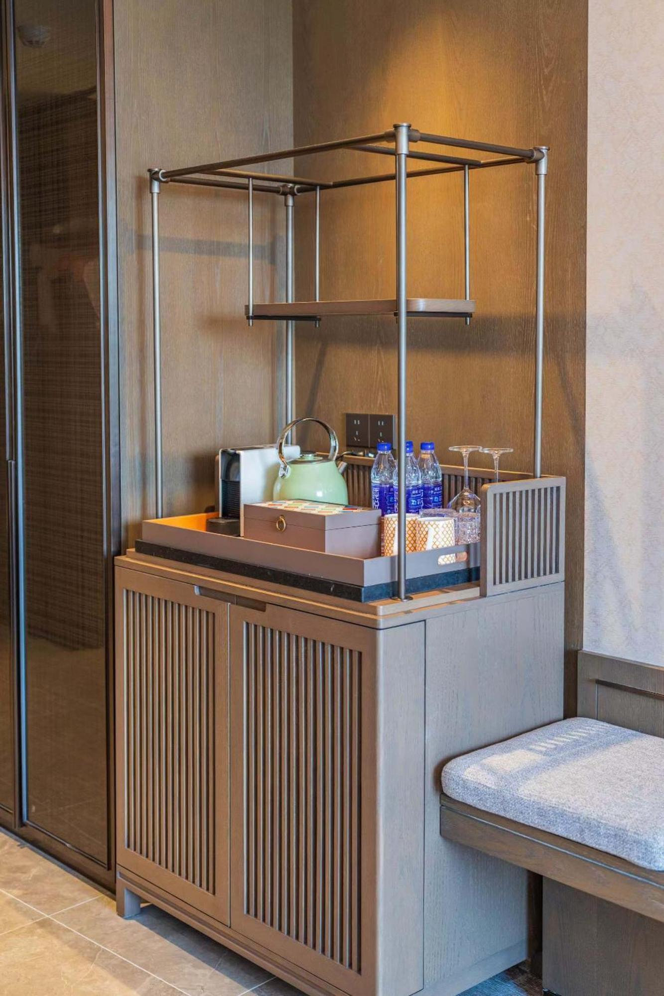 Yuexiu Guangzhou, Curio Collection By Hilton-free Shuttle Between And Exhibition Center During Fair Period & Exhibitor Registration Counter & Halal Food 5*